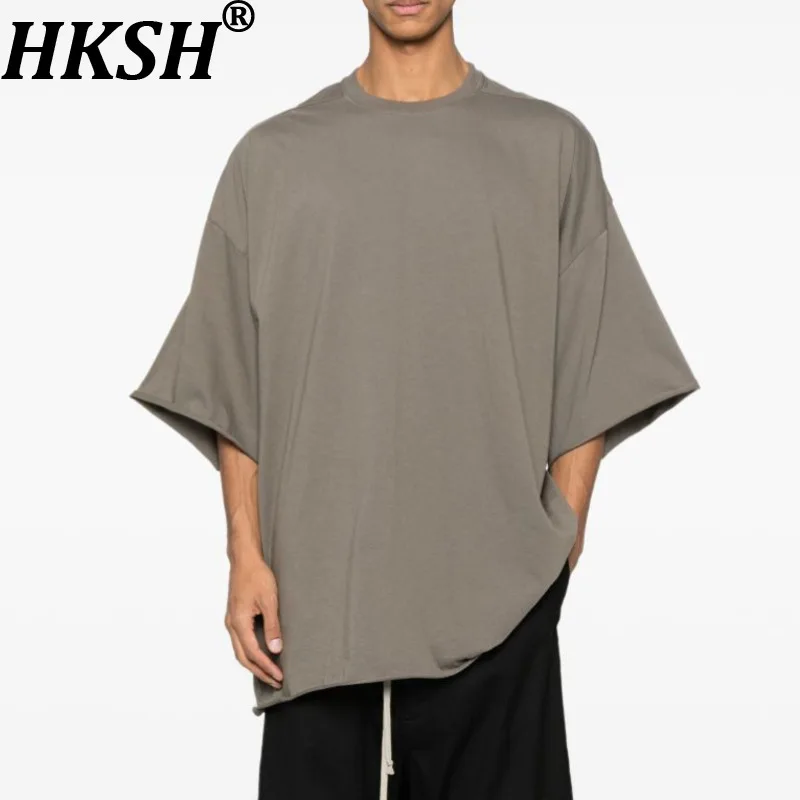 Мужская футболка HKSH RO Style, весна-лето-осень, новая, однотонная, с коротким рукавом, модная, свободная, универсальная, с круглым вырезом, модель HK19113
Мужская футболка HKSH RO Style, весна-лето-осень, новая, однотонная, с коротким рукавом, модная, свободная, универсальная, с круглым вырезом, модель HK19113