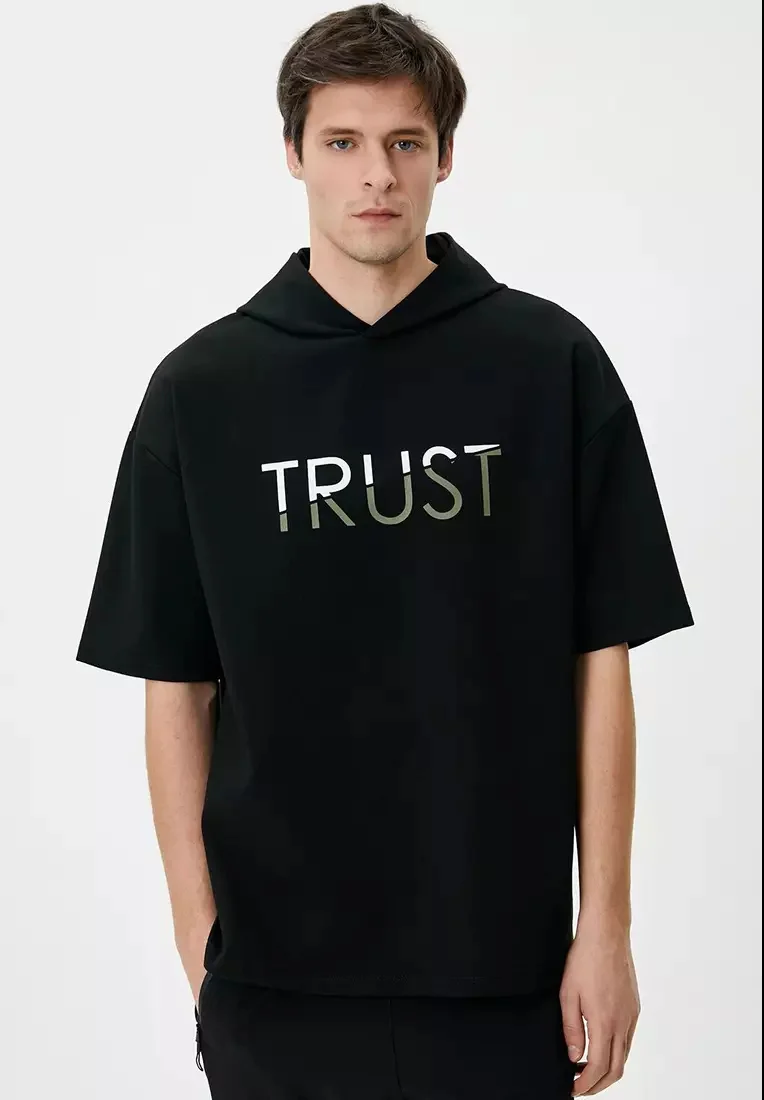 TRUST men's hooded T-shirt trend letter printed T-shirt summer men's shirt 100% cotton men's style
TRUST men's hooded T-shirt trend letter printed T-shirt summer men's shirt 100% cotton men's style