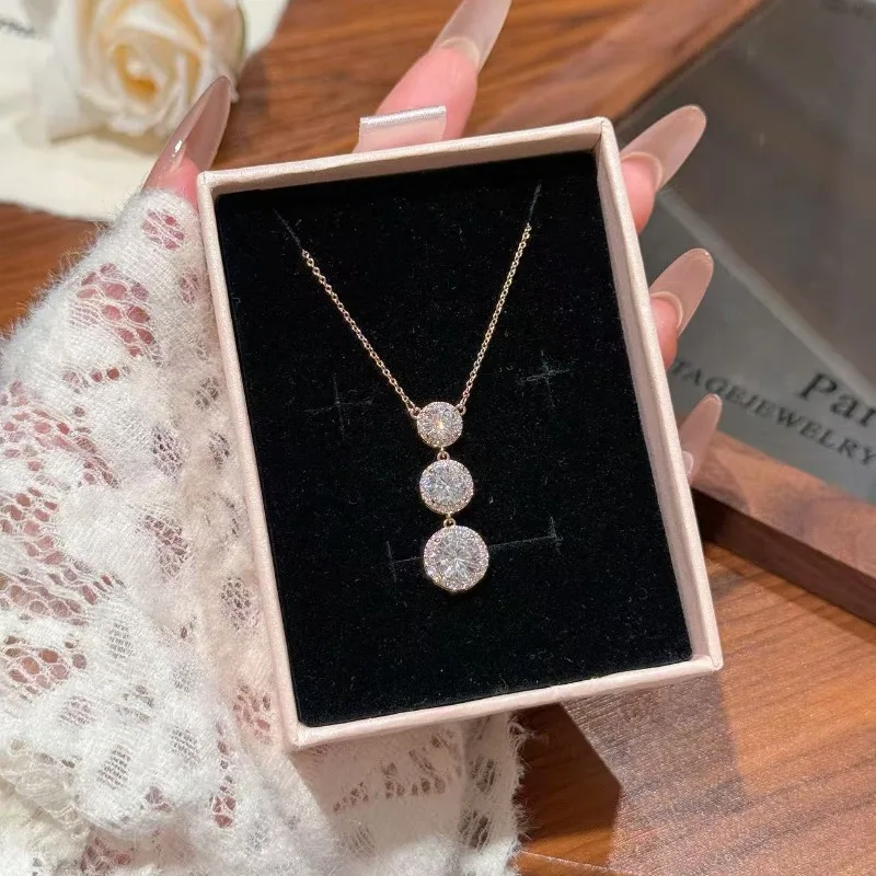 Super Flash Zircon Necklace Exquisite Light Luxury Collarbone Chain Niche Round Pendant Item Fashion Versatile Necklace
Super Flash Zircon Necklace Exquisite Light Luxury Collarbone Chain Niche Round Pendant Item Fashion Versatile Necklace