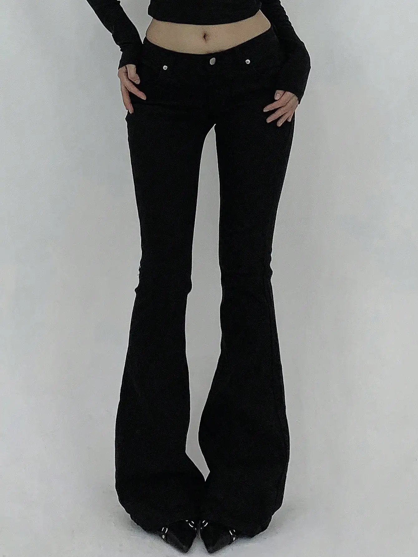 Женские черные джинсы-клеш с низкой посадкой, высокой эластичностью и пуговицами
Женские черные джинсы-клеш с низкой посадкой, высокой эластичностью и пуговицами