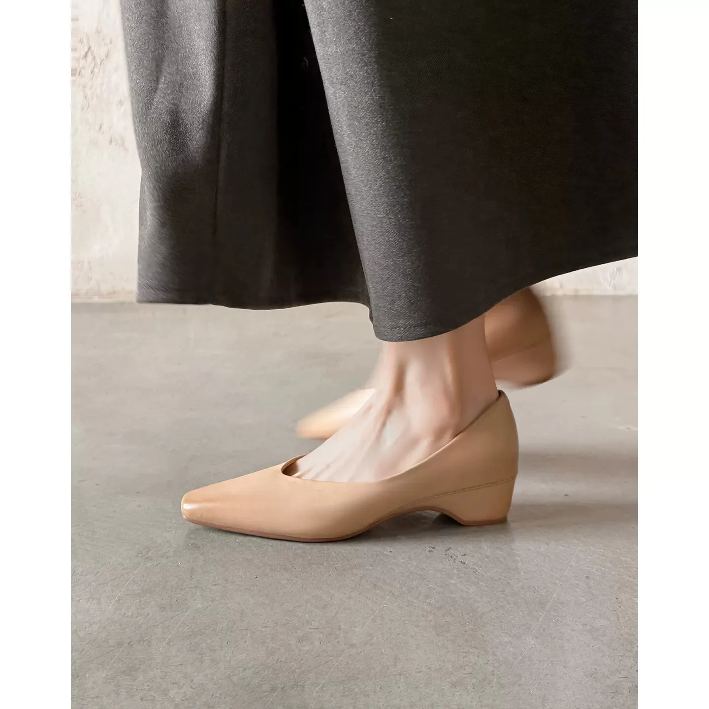Genuine Leather Spring 2026 Commuter Style Square Head Slip-On Women's Shoes Thick Heel Grandma Shoe Soft Surface Treatment
Genuine Leather Spring 2026 Commuter Style Square Head Slip-On Women's Shoes Thick Heel Grandma Shoe Soft Surface Treatment