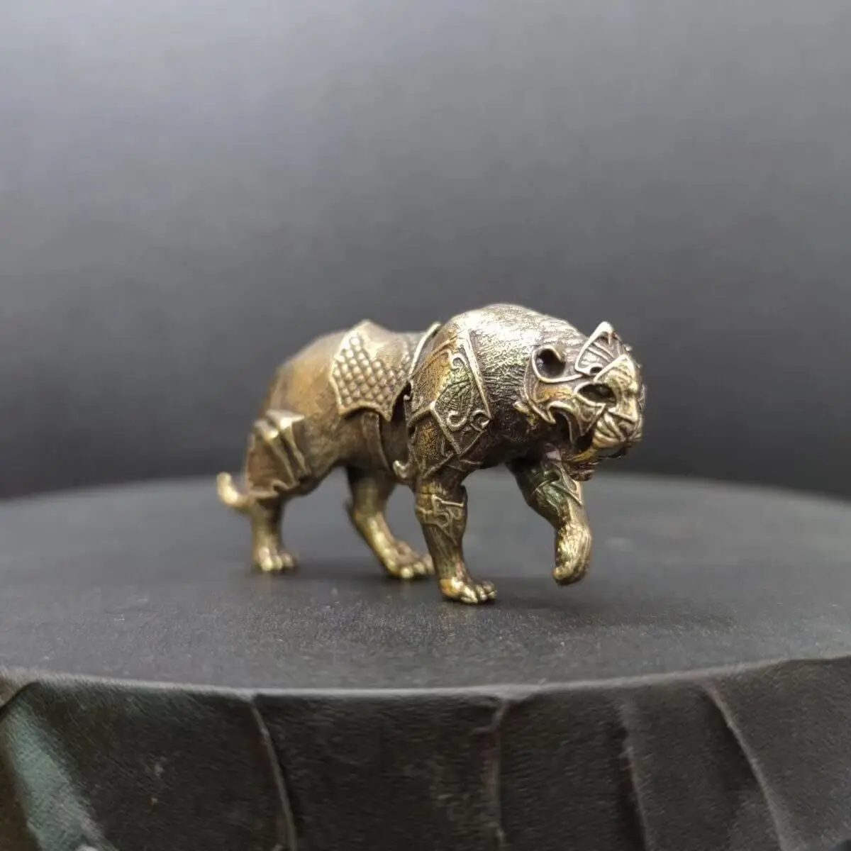 Chinese Old Brass Copper Statue Hand Carved Tiger ,Antique handicraft ornaments
Chinese Old Brass Copper Statue Hand Carved Tiger ,Antique handicraft ornaments