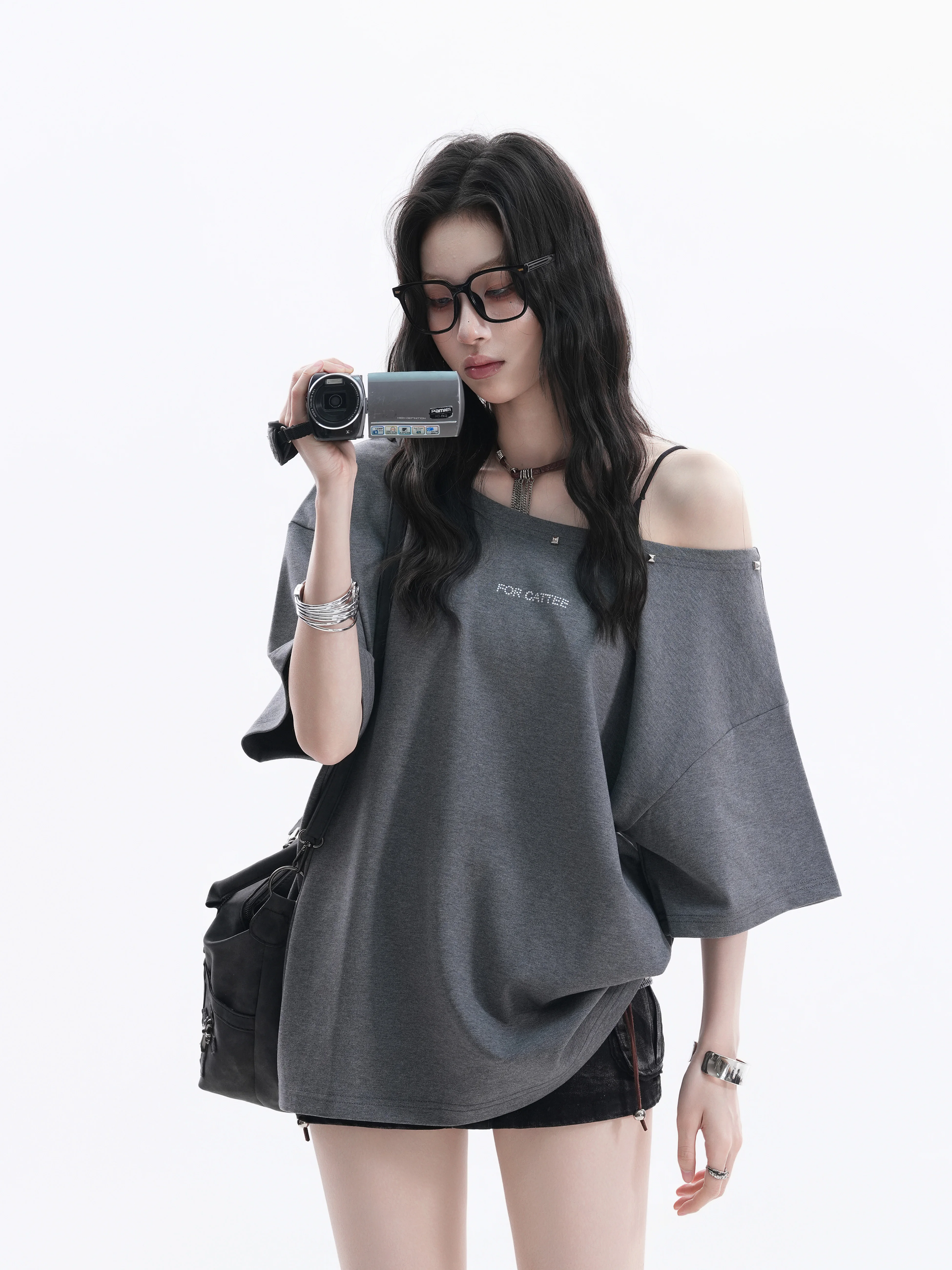 Sexy American Style Short Sleeve Shoulder Bared T Shirt for Women Loose Fit Casual Wear Summer Season Pure Color No Button
Sexy American Style Short Sleeve Shoulder Bared T Shirt for Women Loose Fit Casual Wear Summer Season Pure Color No Button