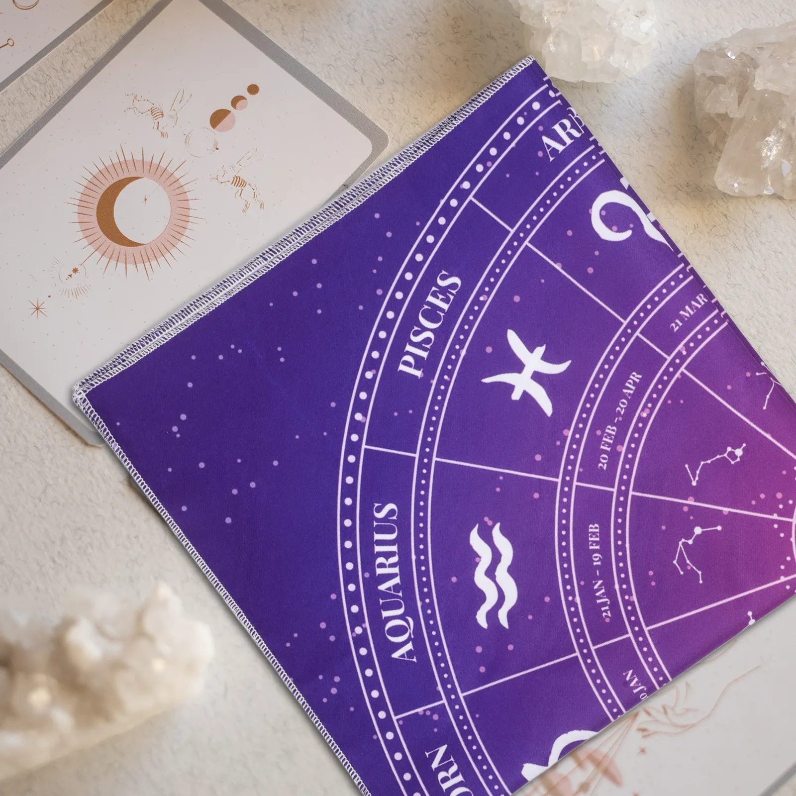 Скатерть для гадания из износостойкого полиэстера, толстая, для чтения карт Таро, алтарная ткань, настольное покрытие для гаданий, для игры в Таро
Скатерть для гадания из износостойкого полиэстера, толстая, для чтения карт Таро, алтарная ткань, настольное покрытие для гаданий, для игры в Таро