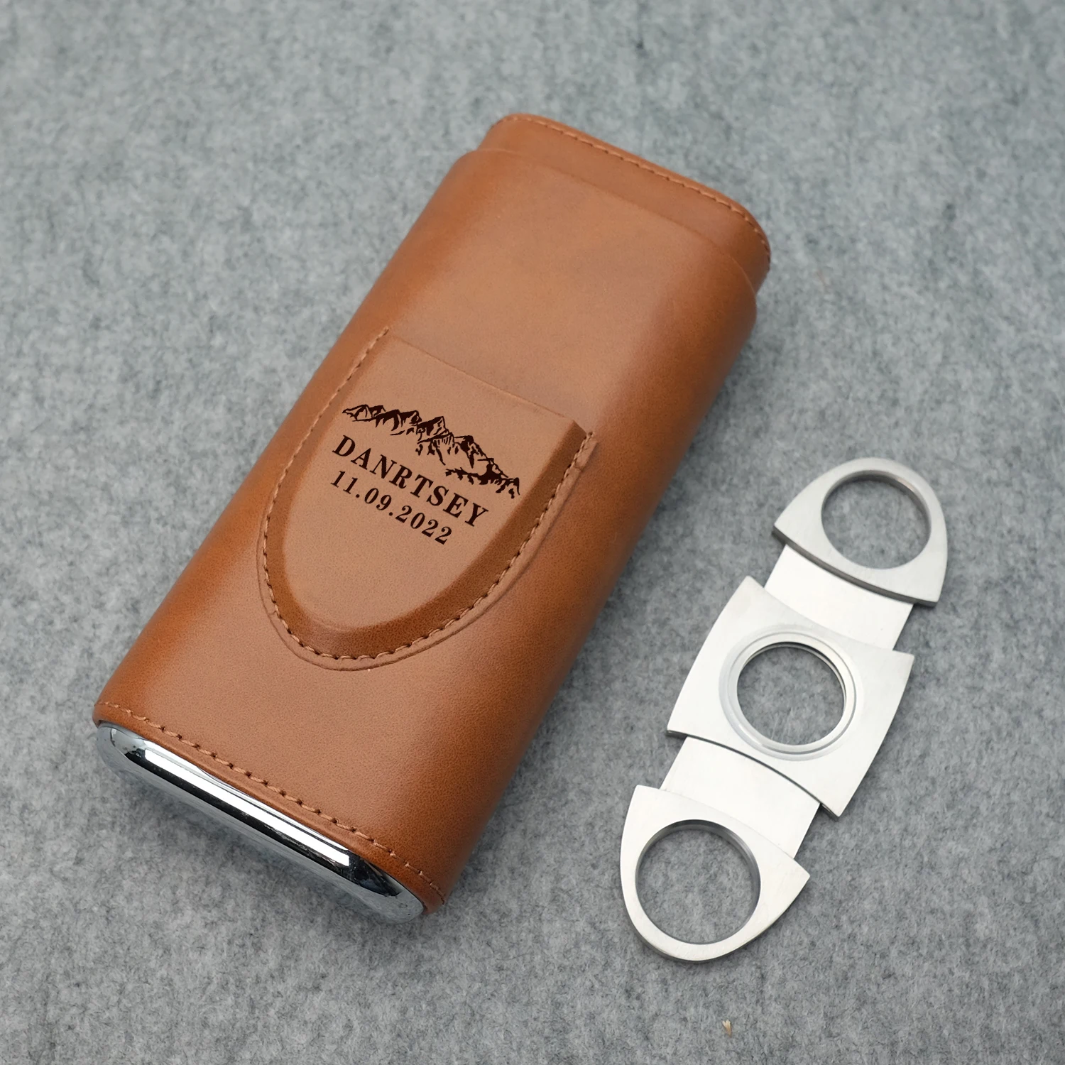 Personalized Travel Cigar Case with Cigar Cutter, Custom Engraved Cigarrette Cases, Father's Day Gift
Personalized Travel Cigar Case with Cigar Cutter, Custom Engraved Cigarrette Cases, Father's Day Gift