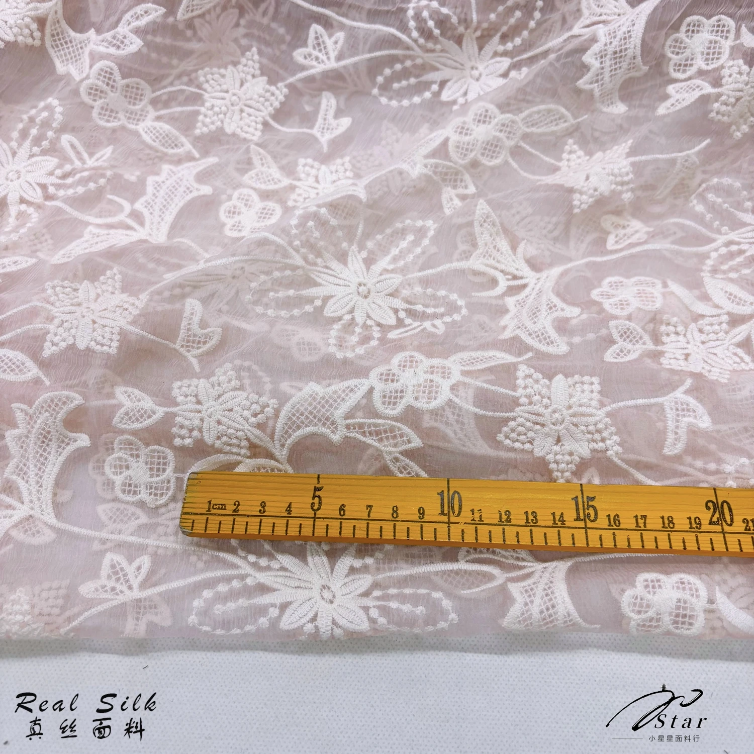 Light Pink Embroidered Flower Silk Crepe Satin Fabric Semi-Transparent Cheongsam Dress Cloth
Light Pink Embroidered Flower Silk Crepe Satin Fabric Semi-Transparent Cheongsam Dress Cloth