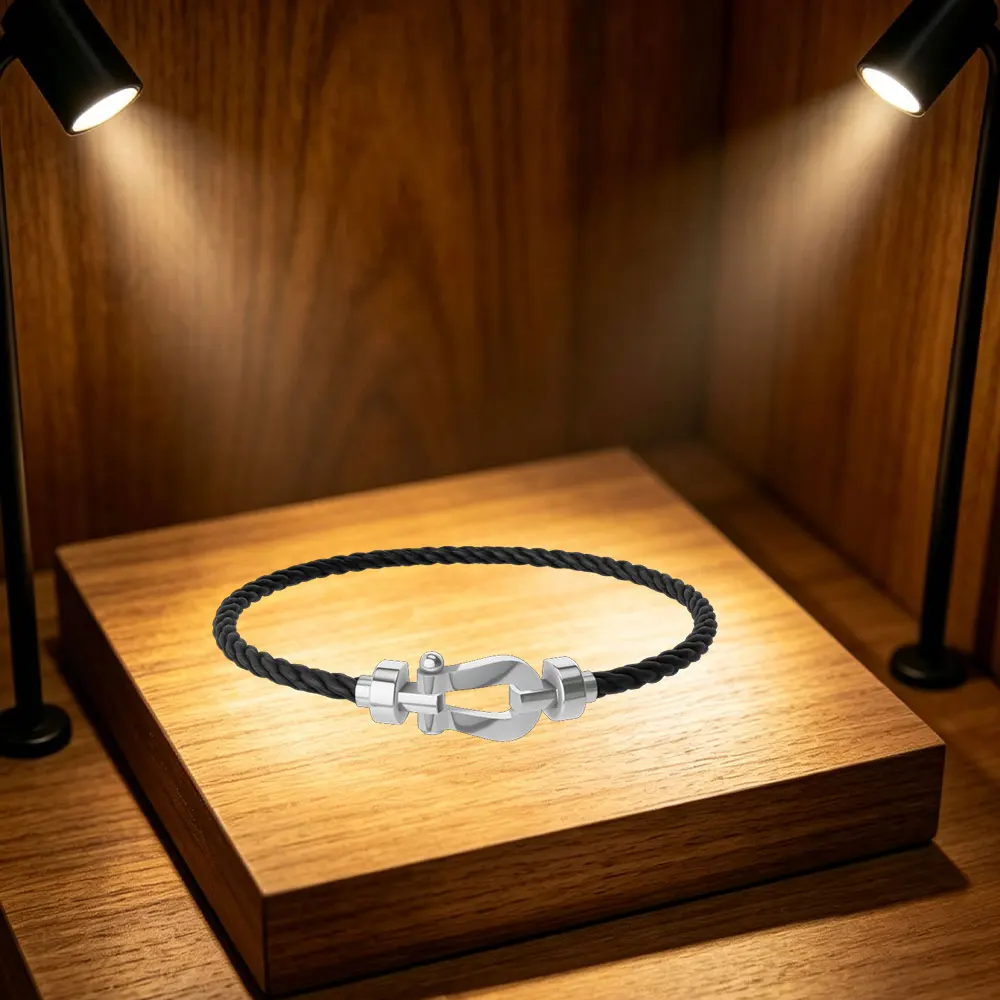 Classic diamond-free horseshoe-shaped bracelet, size M, high-quality and long-lasting.
Classic diamond-free horseshoe-shaped bracelet, size M, high-quality and long-lasting.