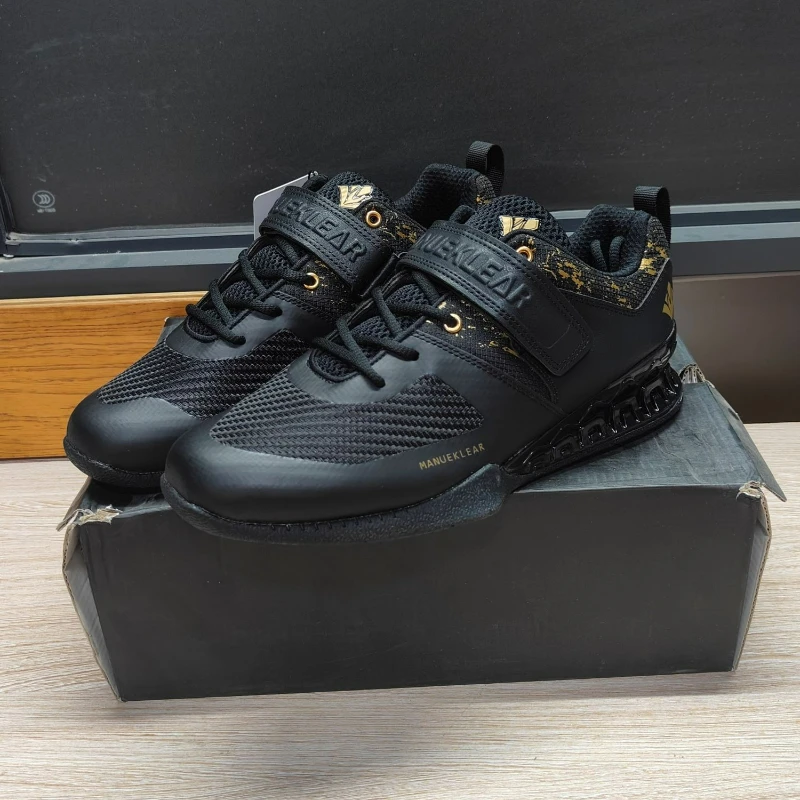 New Luxury Brand Men Women Weight Training Shoes Black Yellow Squatting Shoes for Unisex Designer Indoor Gym Shoe Sport Shoes
New Luxury Brand Men Women Weight Training Shoes Black Yellow Squatting Shoes for Unisex Designer Indoor Gym Shoe Sport Shoes