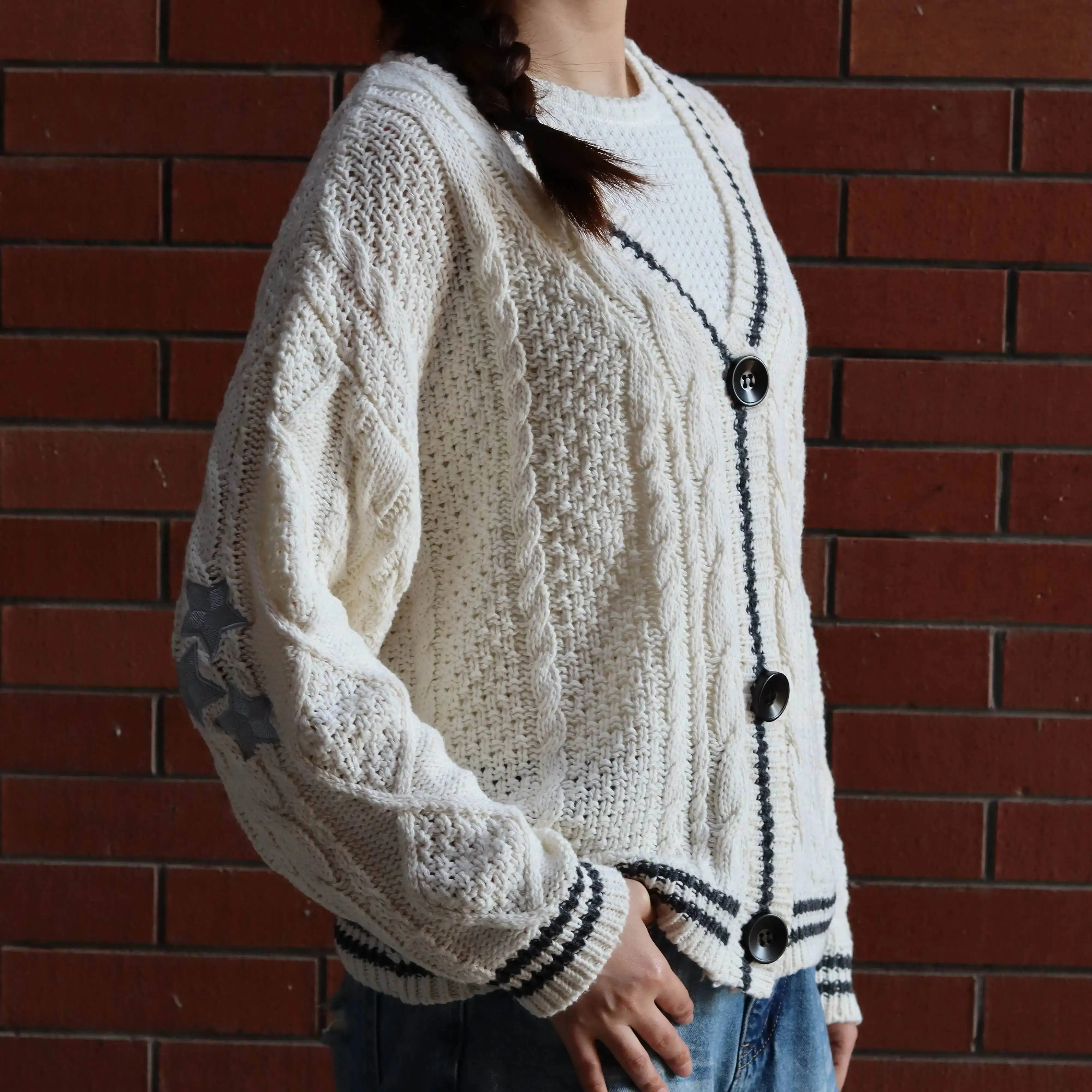 Осенний розовый вязаный свитер с длинными рукавами и v-образным вырезом для влюбленных, зимний модный свободный теплый бежевый кардиган большого размера для женщин
Осенний розовый вязаный свитер с длинными рукавами и v-образным вырезом для влюбленных, зимний модный свободный теплый бежевый кардиган большого размера для женщин