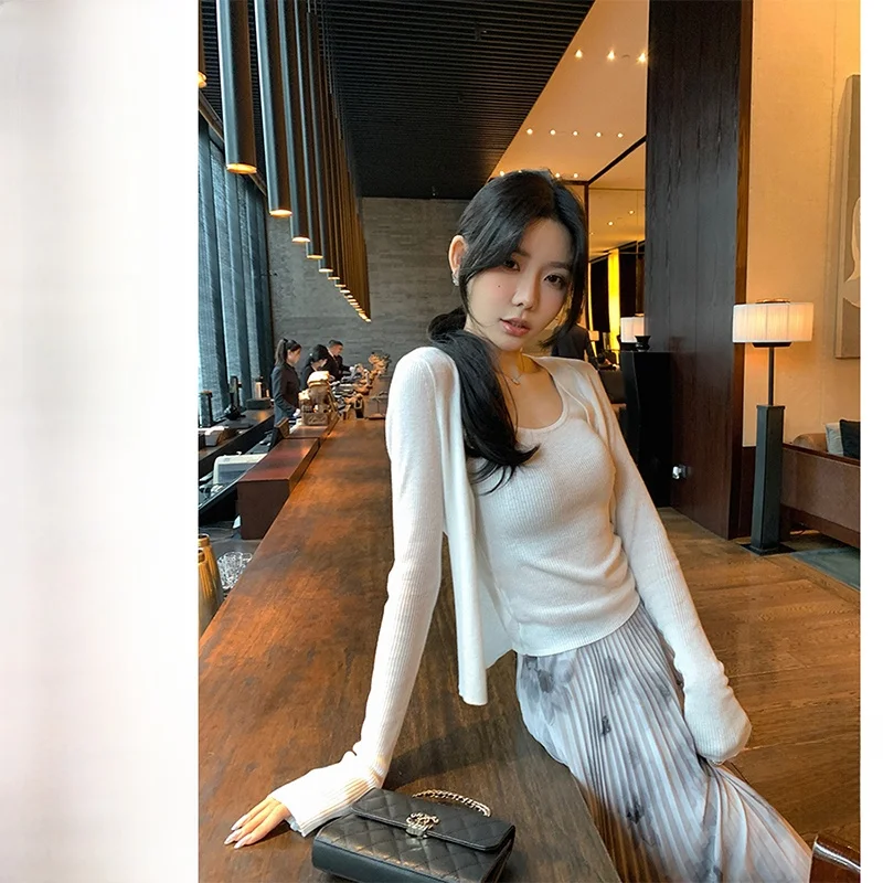Early Autumn Prtion Zhang Beibei Design Knitted Long Sve Slim Fit Striped Texture Open Cardigan And Tank Top Set
Early Autumn Prtion Zhang Beibei Design Knitted Long Sve Slim Fit Striped Texture Open Cardigan And Tank Top Set