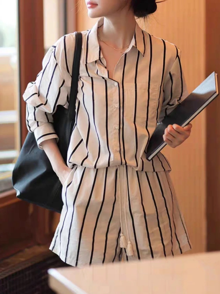 Summer Korean Casual Striped Suit Women's 2024 New Thin Loose Shirt Top+High Waisted Elastic Shorts Commuting 2-Piece Set
Summer Korean Casual Striped Suit Women's 2024 New Thin Loose Shirt Top+High Waisted Elastic Shorts Commuting 2-Piece Set