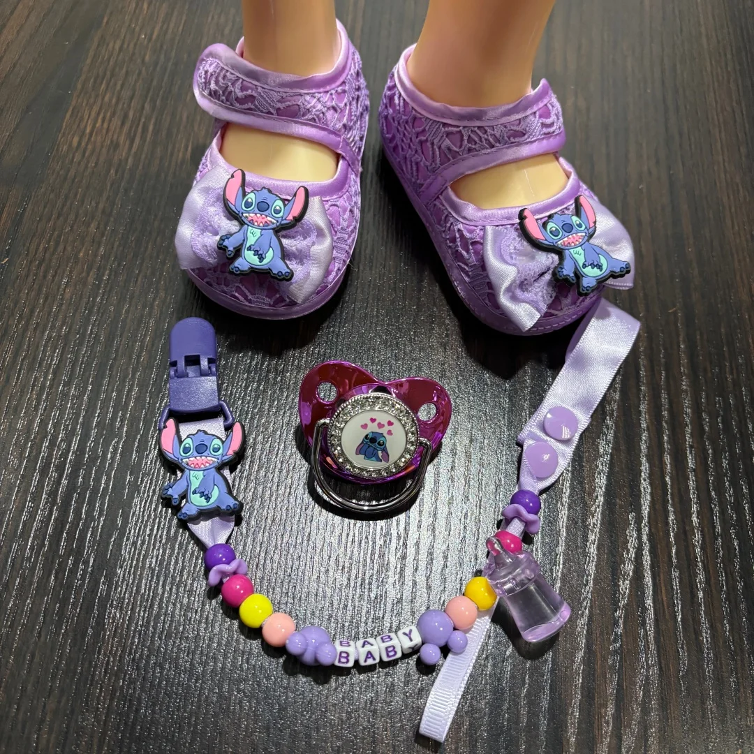 Набор для новорожденных: милый мультяшный детский пустышка с цепочкой, пустышка-комфортер и пинетки для новорожденных.
Набор для новорожденных: милый мультяшный детский пустышка с цепочкой, пустышка-комфортер и пинетки для новорожденных.