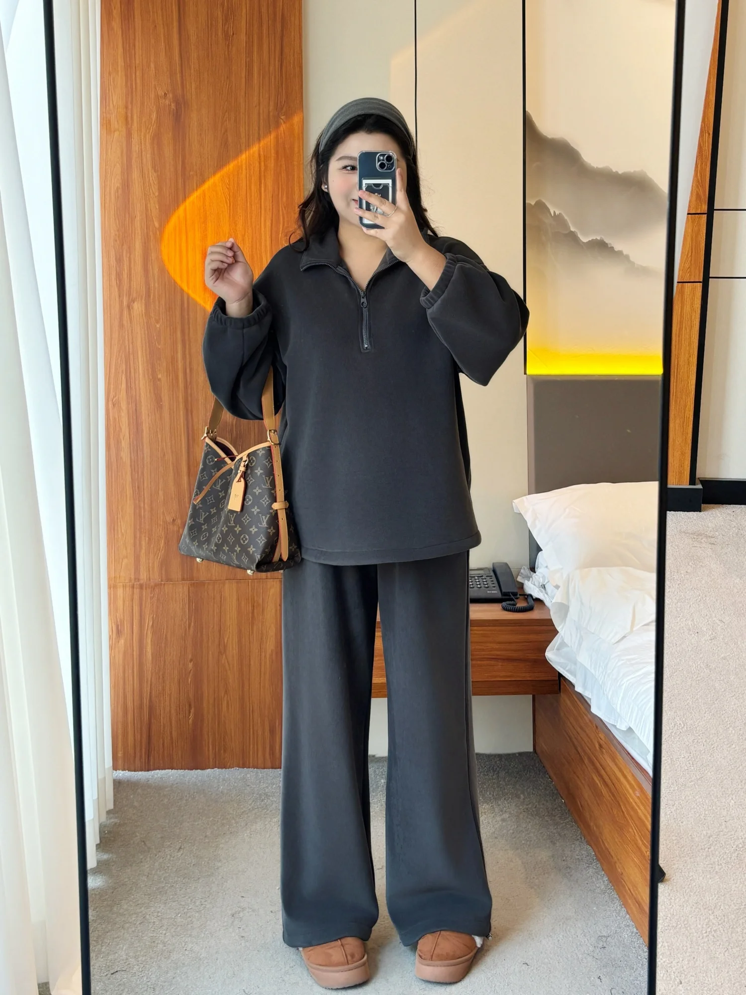 Женский комплект больших размеров: худи на флисовой подкладке и брюки. Повседневный свободный крой, удобный комплект из двух предметов, длинные брюки с высокой талией.
Женский комплект больших размеров: худи на флисовой подкладке и брюки. Повседневный свободный крой, удобный комплект из двух предметов, длинные брюки с высокой талией.