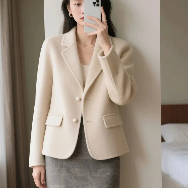 Fashion Short Apricot Woolen Jacket Women's Woolen Coat Spring Autumn Winter New Retro Blended Woolen Suit Top Outerwear
Fashion Short Apricot Woolen Jacket Women's Woolen Coat Spring Autumn Winter New Retro Blended Woolen Suit Top Outerwear