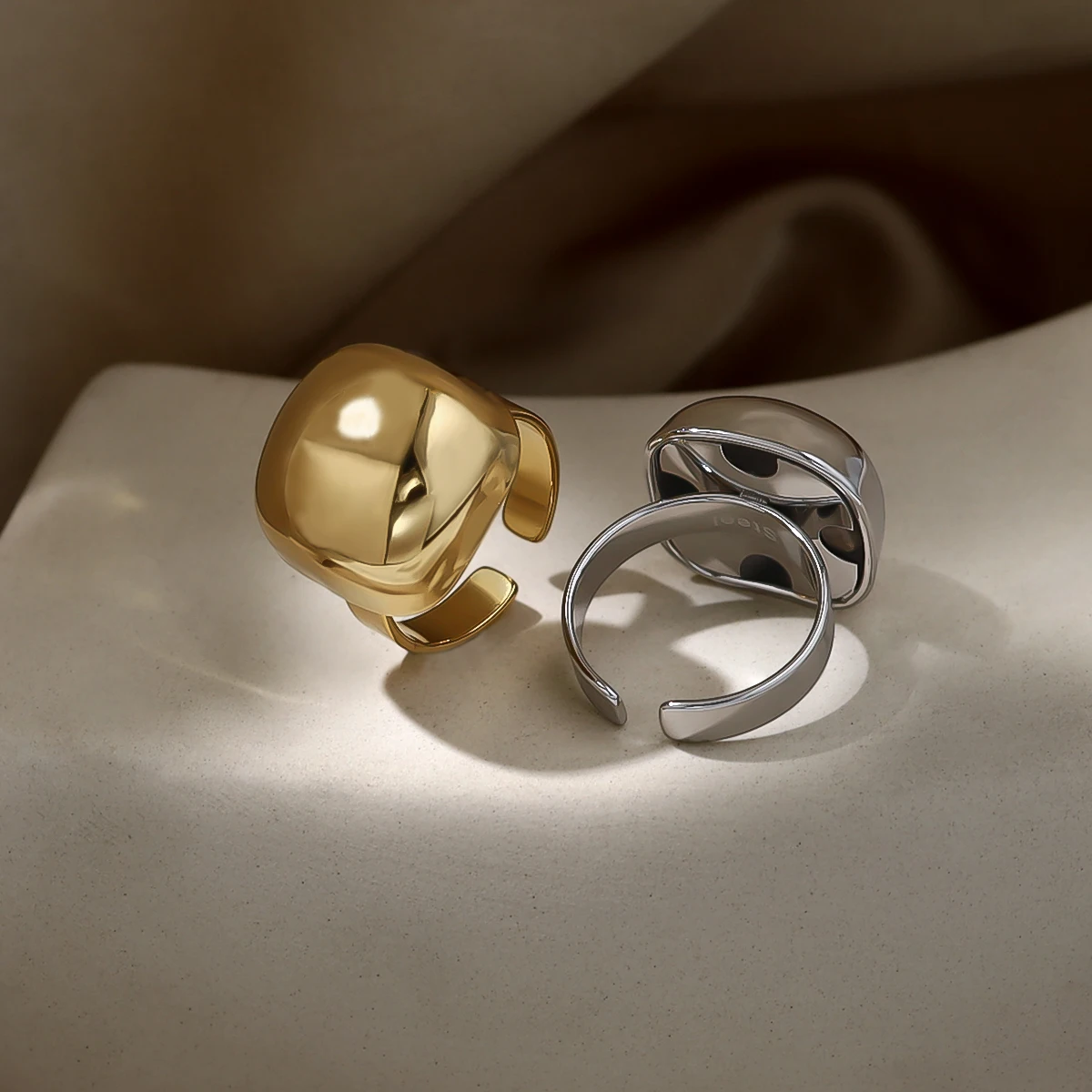 WILD & FREE New In Glossy 18K Gold Plated Stainless Steel Rings for Women Metallic Punk Tarnish Free Trendy Jewelry
WILD & FREE New In Glossy 18K Gold Plated Stainless Steel Rings for Women Metallic Punk Tarnish Free Trendy Jewelry