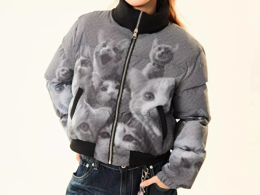 Printed Short Cotton Jacket for Women in Winter 2025 Loose Fitting Stand Collar Thick Bread Jacket
Printed Short Cotton Jacket for Women in Winter 2025 Loose Fitting Stand Collar Thick Bread Jacket