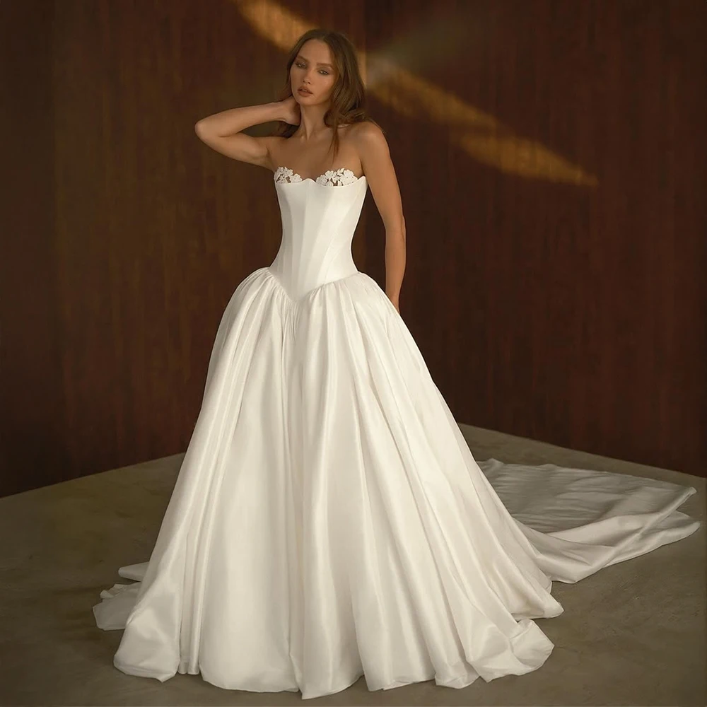 Свадебное платье из сатина класса люкс с индивидуальным дизайном, кружевными аппликациями и шлейфом, в элегантном стиле принцессы, для свадебной церемонии.
Свадебное платье из сатина класса люкс с индивидуальным дизайном, кружевными аппликациями и шлейфом, в элегантном стиле принцессы, для свадебной церемонии.