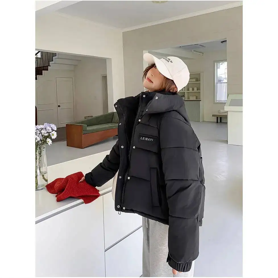 Новинка зимы 2025 года, модная морозостойкая куртка-пуховик с капюшоном для миниатюрных женщин в европейском стиле, короткая пуховая хлопковая куртка
Новинка зимы 2025 года, модная морозостойкая куртка-пуховик с капюшоном для миниатюрных женщин в европейском стиле, короткая пуховая хлопковая куртка