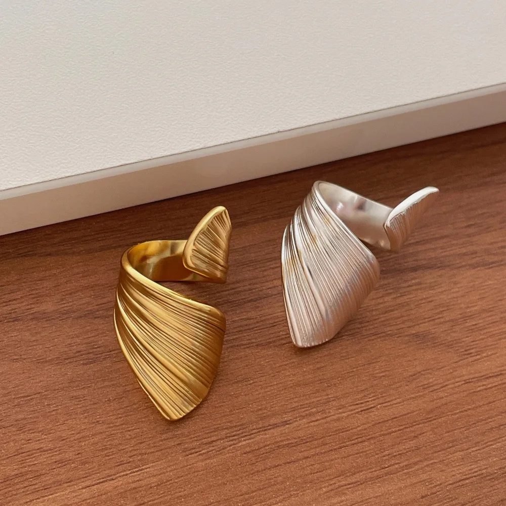 European and American Irregular Cross Spiral Ring Retro Light Luxury Unique Personality Fashionable Index Finger Ring Jewelry
European and American Irregular Cross Spiral Ring Retro Light Luxury Unique Personality Fashionable Index Finger Ring Jewelry