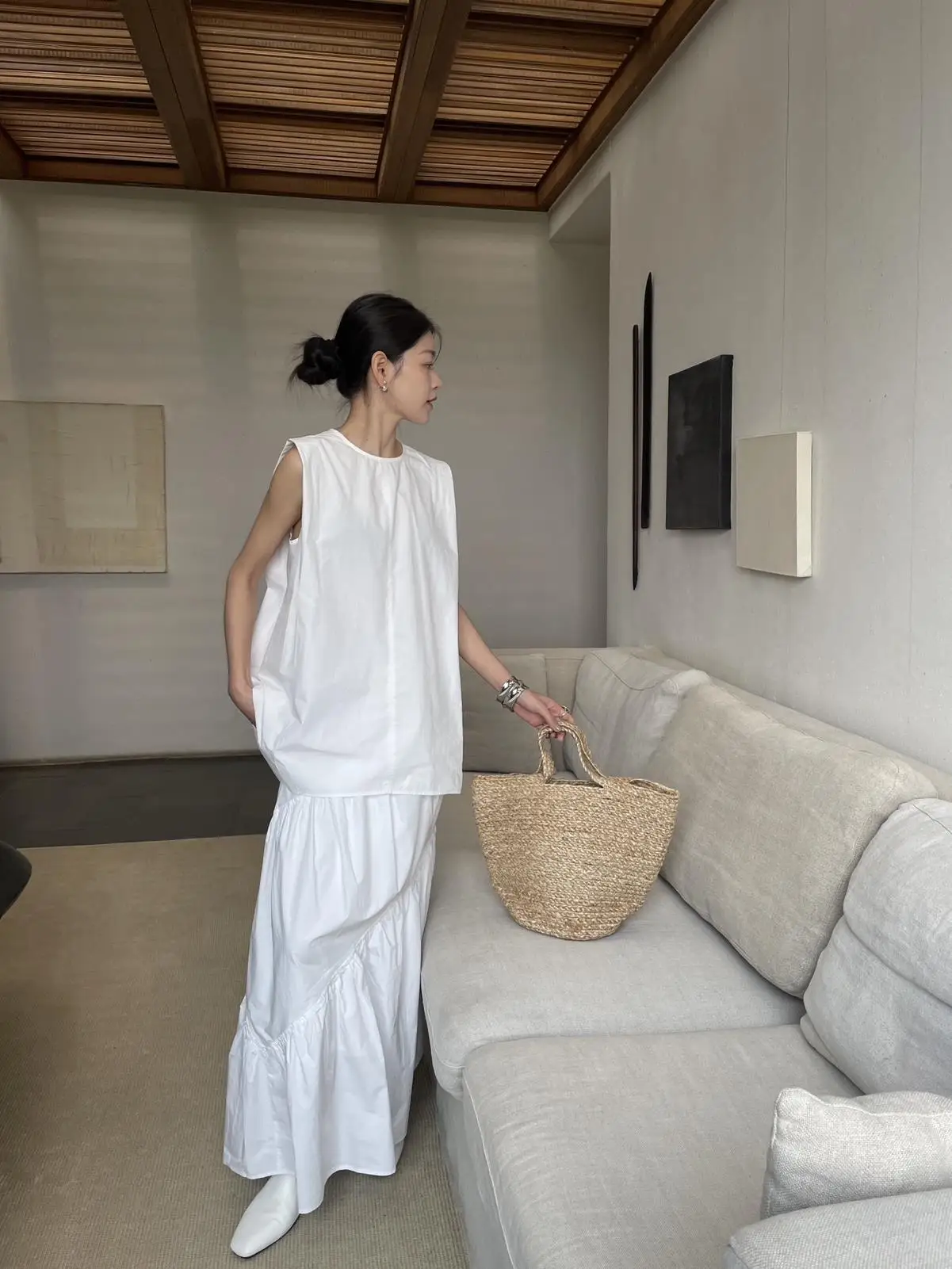 Белый комплект из хлопка и льна: топ с круглым вырезом и юбка А-силуэта с высокой талией во французском стиле Ciwalk
Белый комплект из хлопка и льна: топ с круглым вырезом и юбка А-силуэта с высокой талией во французском стиле Ciwalk