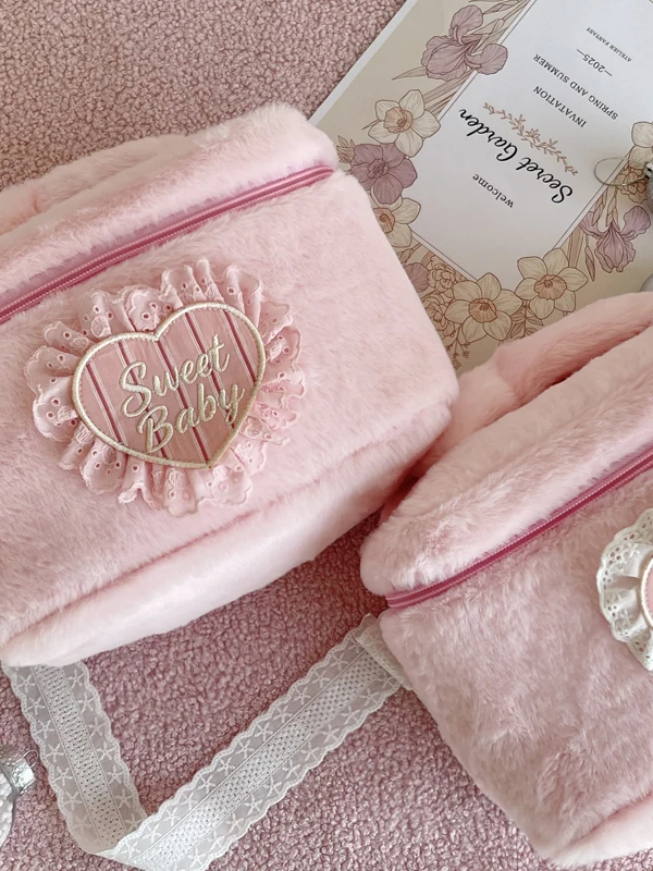 Cute Plush Makeup Bag Lace Trimmed Heart Embroidery Storage Bag Sweet Style Bucket Shape Zipper Closure Fabric Letter Pattern
Cute Plush Makeup Bag Lace Trimmed Heart Embroidery Storage Bag Sweet Style Bucket Shape Zipper Closure Fabric Letter Pattern