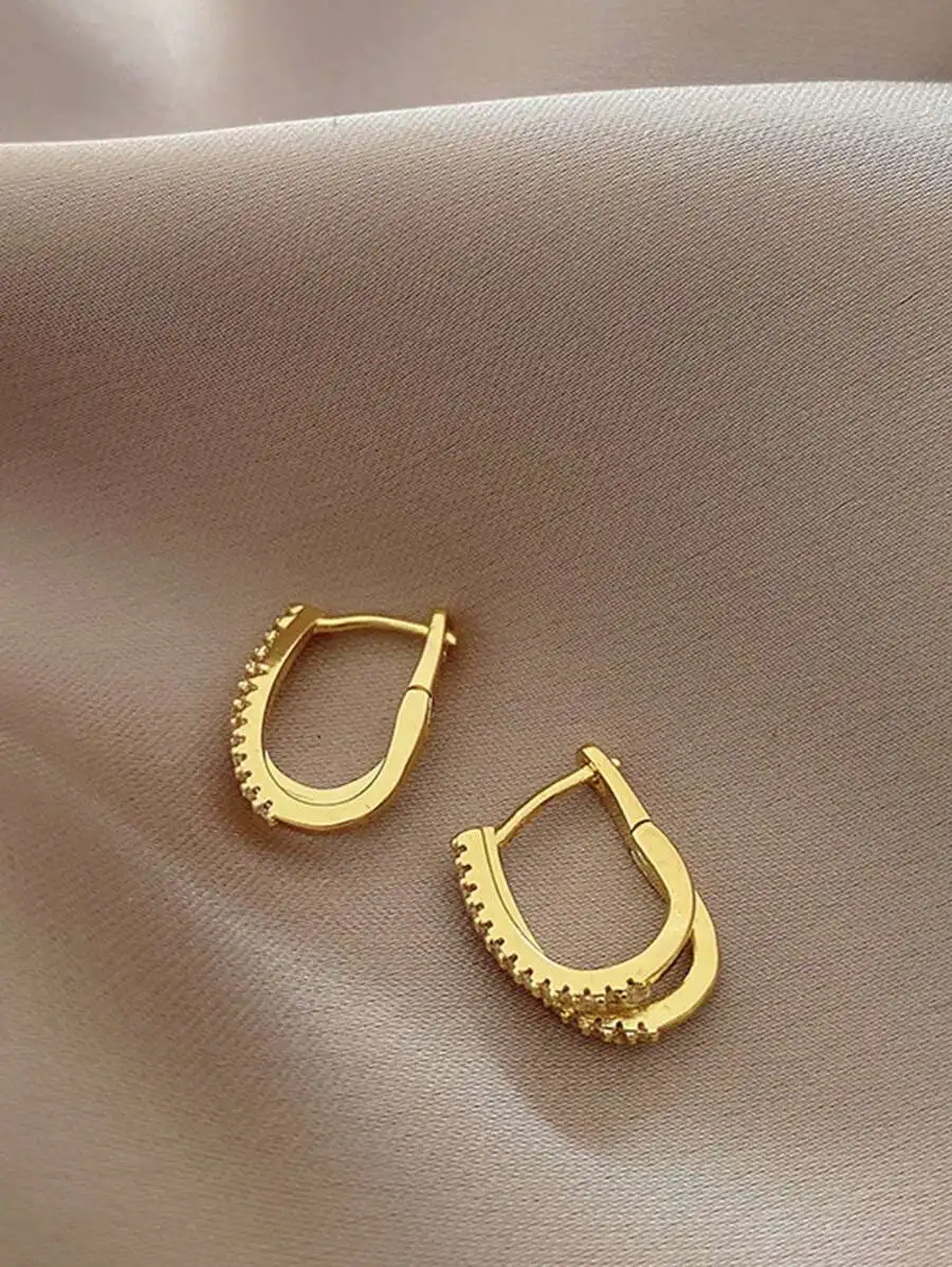 Fashionable Retro Hoop Earrings With Rhinestone Decoration
Fashionable Retro Hoop Earrings With Rhinestone Decoration