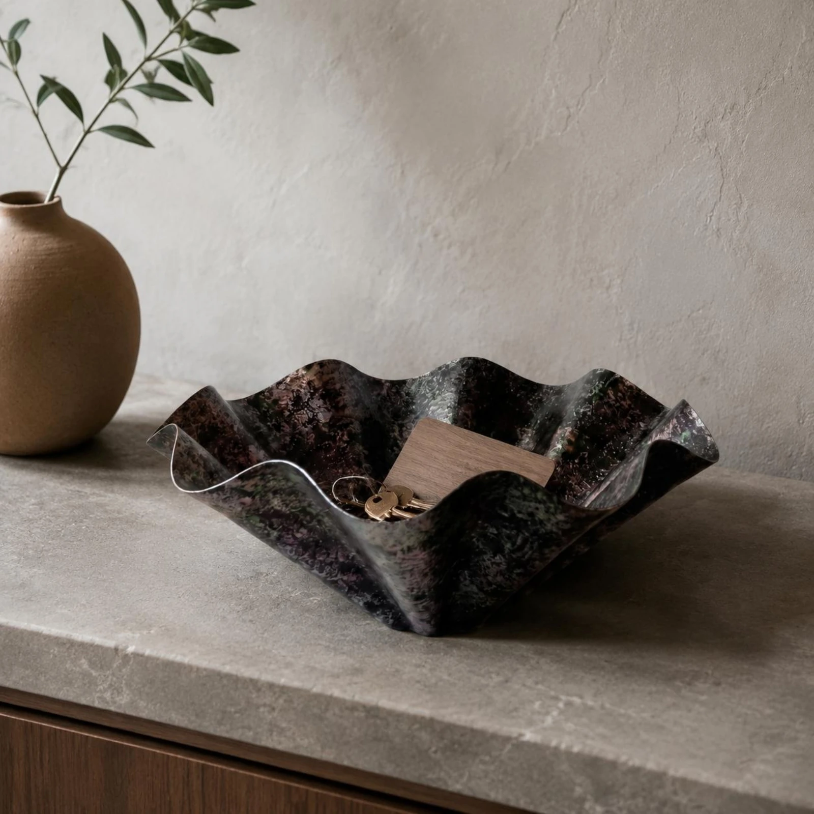 Irregular Decorative Bowl Multi-Purpose Wavy Fruit Bowl Metal Tray Stylish Accent Piece Home Decor Easy to Clean for Guest House
Irregular Decorative Bowl Multi-Purpose Wavy Fruit Bowl Metal Tray Stylish Accent Piece Home Decor Easy to Clean for Guest House