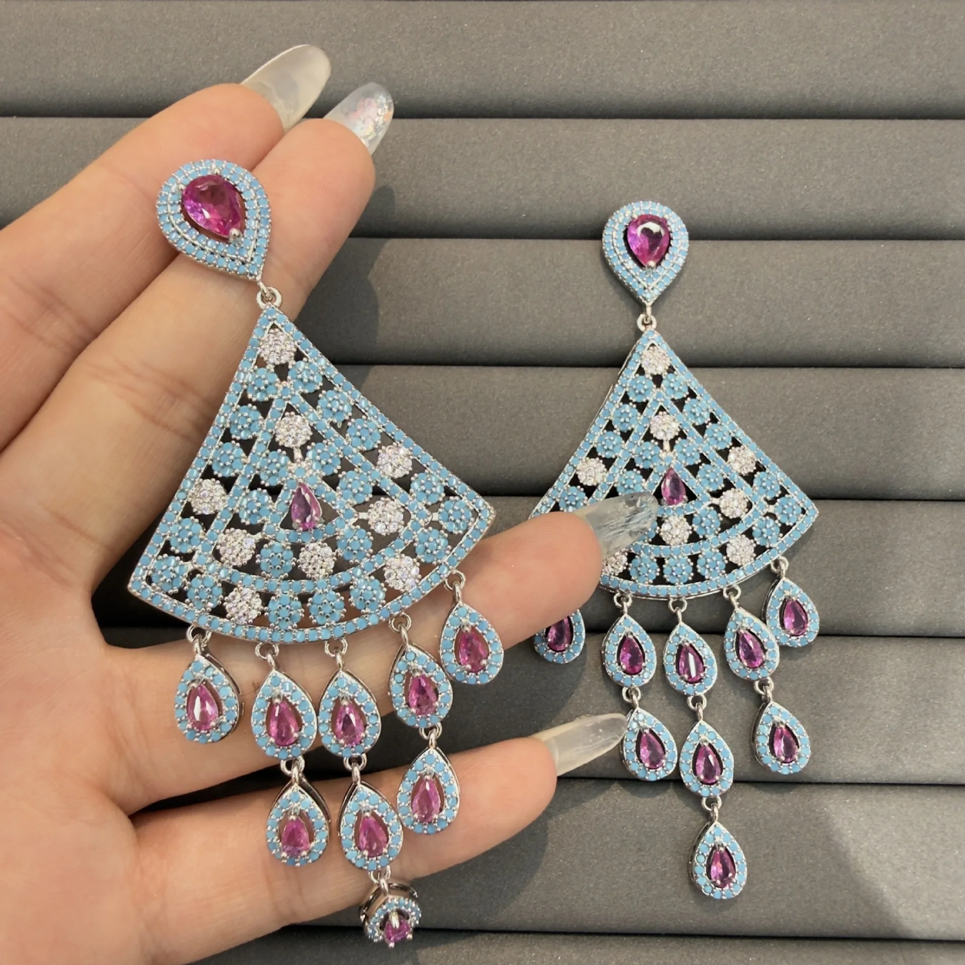 Luxury Retro Hollow Carved Water Drop Tassel Earrings Cubic Zirconia Inlaid Exaggerated Women Party Jewelry Gift
Luxury Retro Hollow Carved Water Drop Tassel Earrings Cubic Zirconia Inlaid Exaggerated Women Party Jewelry Gift