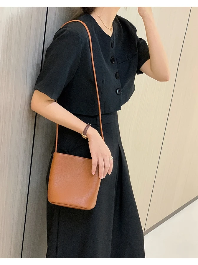 Adjustable Leather Buet Bag Women's Simple Faion Casual Sle Single oulder Tote Bag Underarm Crossbody Handbag
Adjustable Leather Buet Bag Women's Simple Faion Casual Sle Single oulder Tote Bag Underarm Crossbody Handbag