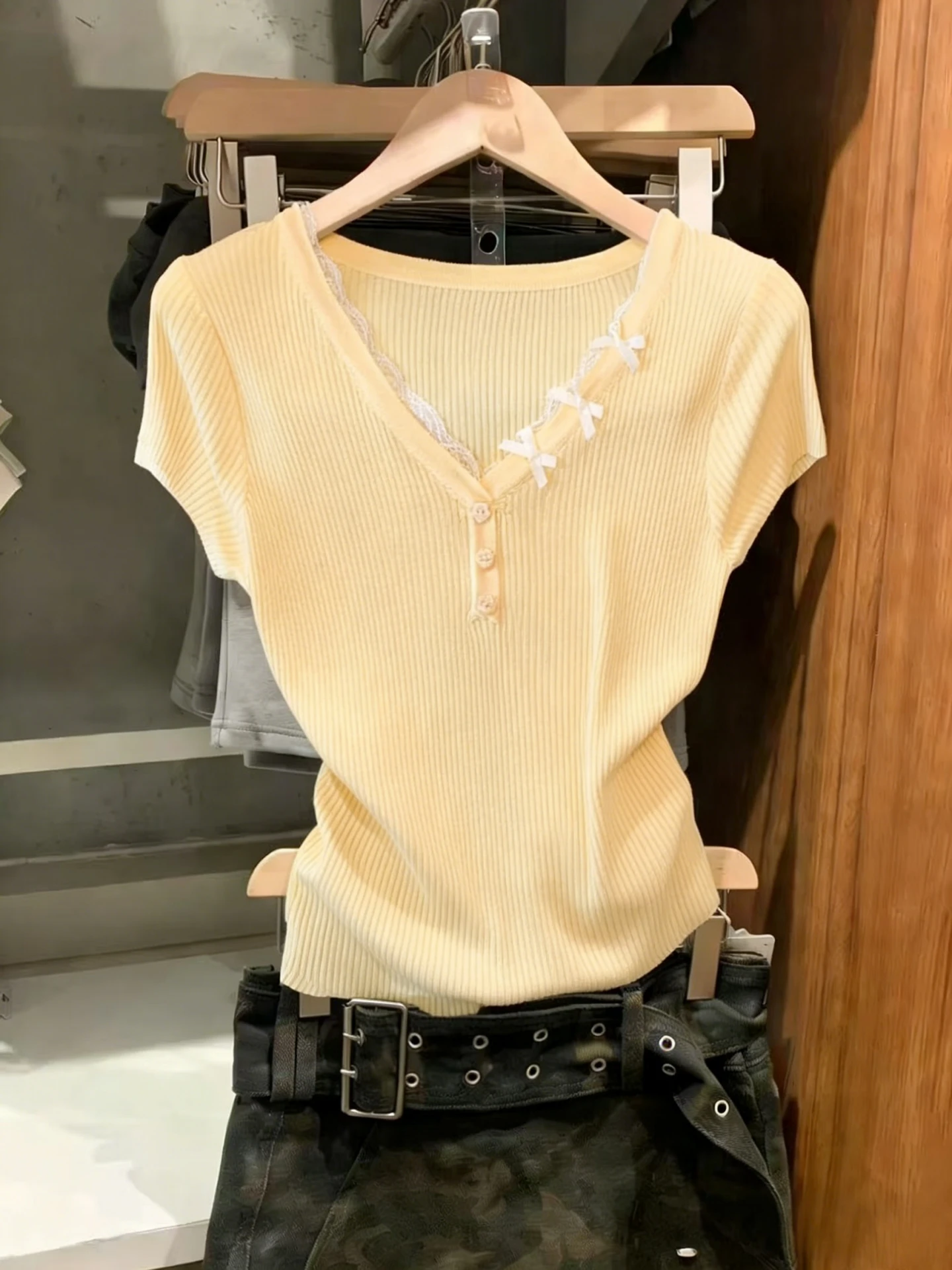 French Style Lace Trim V-Neck Short Sleeve Knitted Slim Fit T-Shirt Women's Summer 2026 New Fashion Soft Comfortable Top
French Style Lace Trim V-Neck Short Sleeve Knitted Slim Fit T-Shirt Women's Summer 2026 New Fashion Soft Comfortable Top