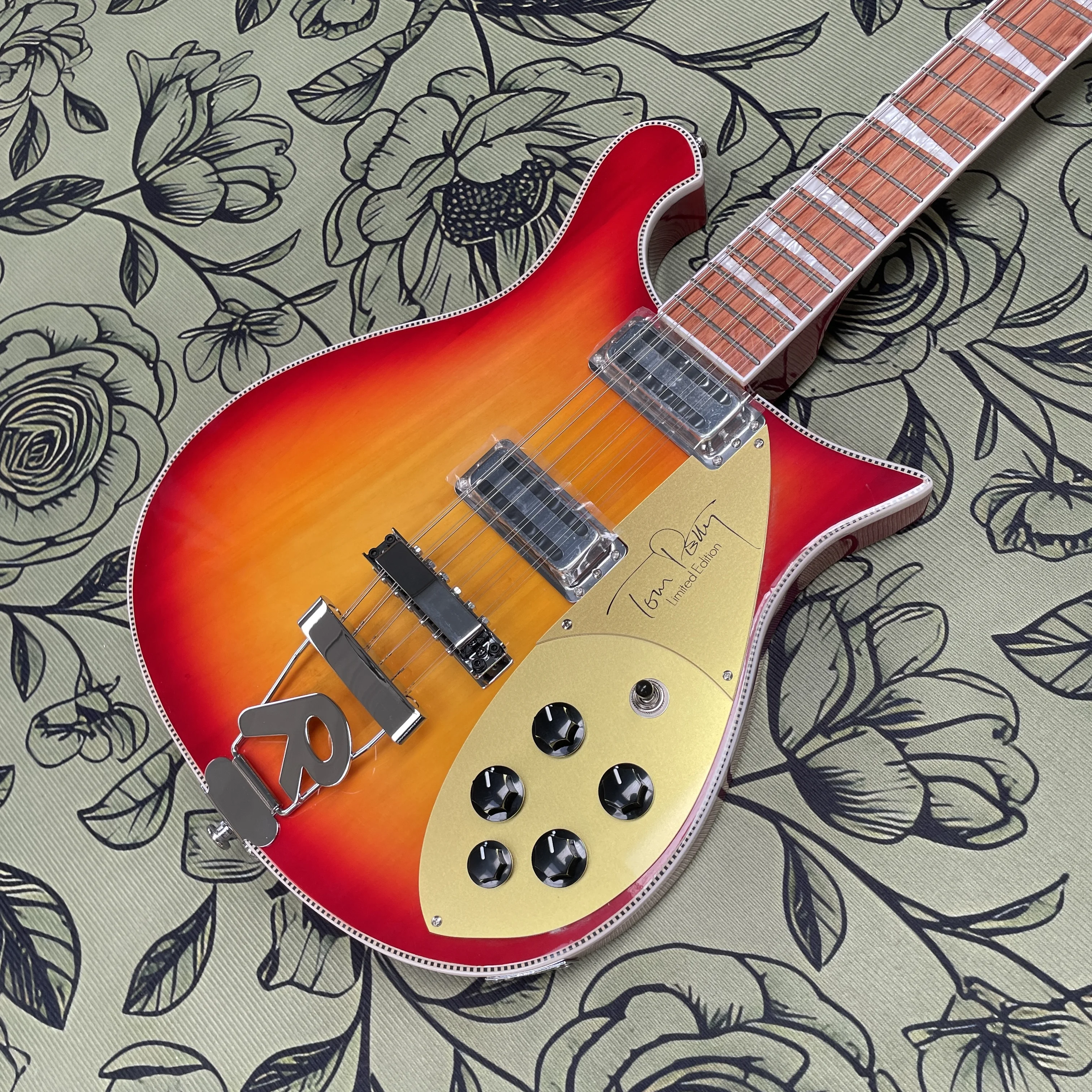 12-string electric guitar,golden pickguard signature model with mahogany bodyguitars, beginner to intermediate electric guitarra
12-string electric guitar,golden pickguard signature model with mahogany bodyguitars, beginner to intermediate electric guitarra