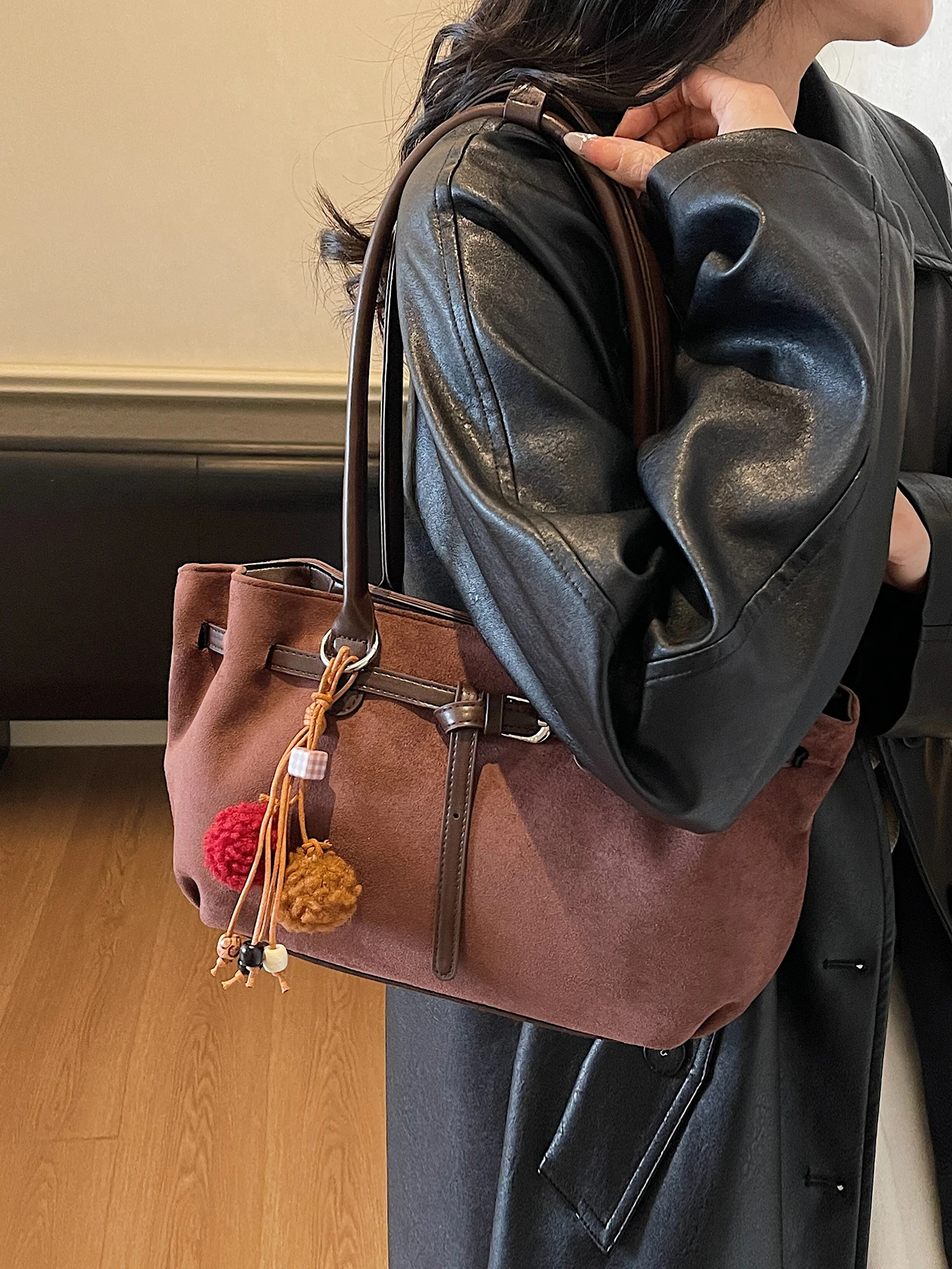 Retro Suede oulder Bag Women's 2026 New Winter Faion Versatile Tote Bag High-End Feeling Underarm Bag Tote Bag
Retro Suede oulder Bag Women's 2026 New Winter Faion Versatile Tote Bag High-End Feeling Underarm Bag Tote Bag