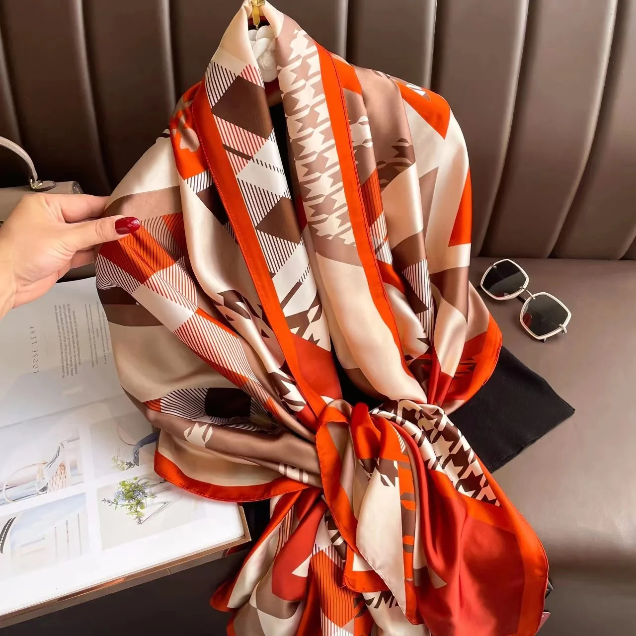 2023 Europe And America Shawls Fashion 180X90CM Beach Towel Four Seasons Luxury Print Bandannas Popular Satin Long Silk Scarves
2023 Europe And America Shawls Fashion 180X90CM Beach Towel Four Seasons Luxury Print Bandannas Popular Satin Long Silk Scarves
