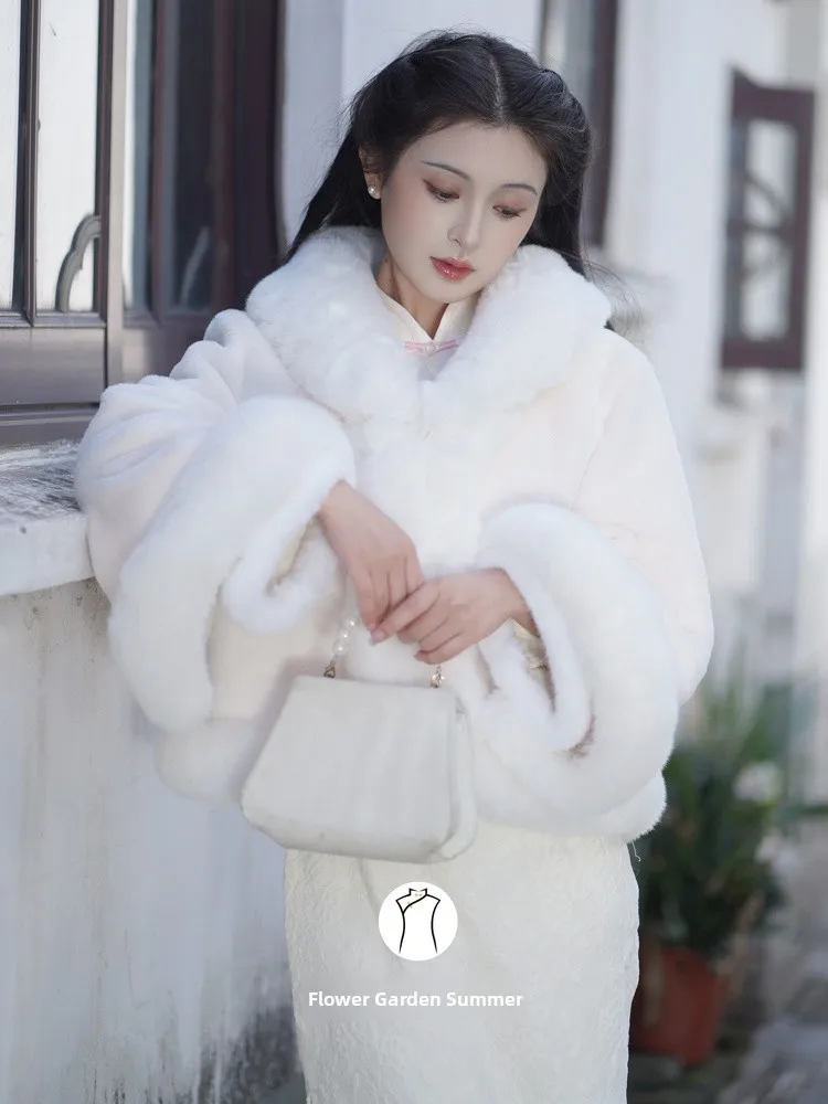 Белое тонкое пальто для верхней одежды. Винтажный женственный высококачественный плащ с запахом на плечах. Зима-колл...
Белое тонкое пальто для верхней одежды. Винтажный женственный высококачественный плащ с запахом на плечах. Зима-колл...