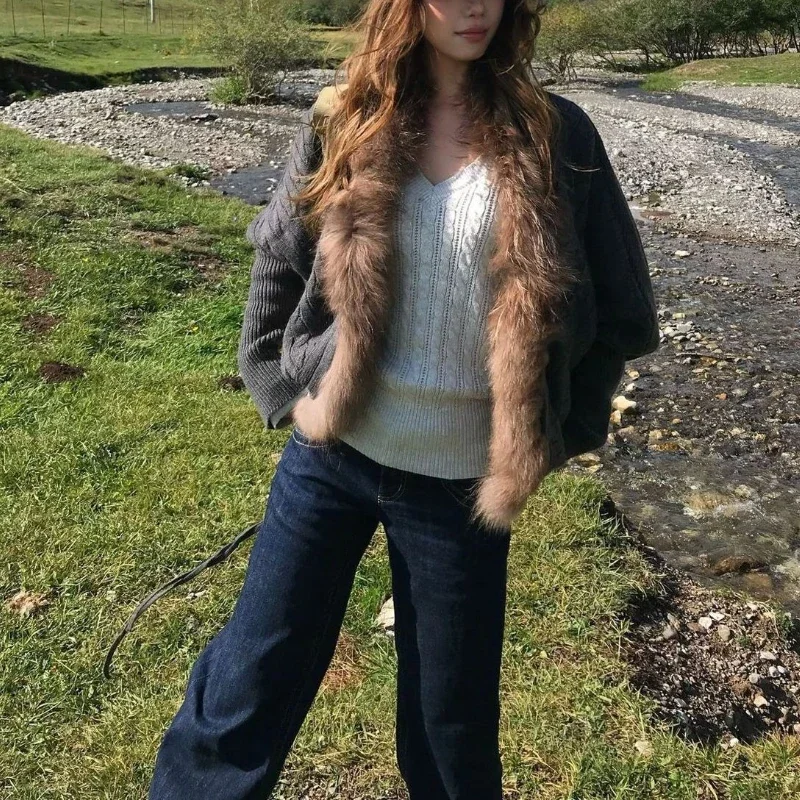 High-end American Retro Bat-sleeve Loose Fur Collar Coat for Women Autumn and Winter Temperament Ancient Knitted Jacket
High-end American Retro Bat-sleeve Loose Fur Collar Coat for Women Autumn and Winter Temperament Ancient Knitted Jacket