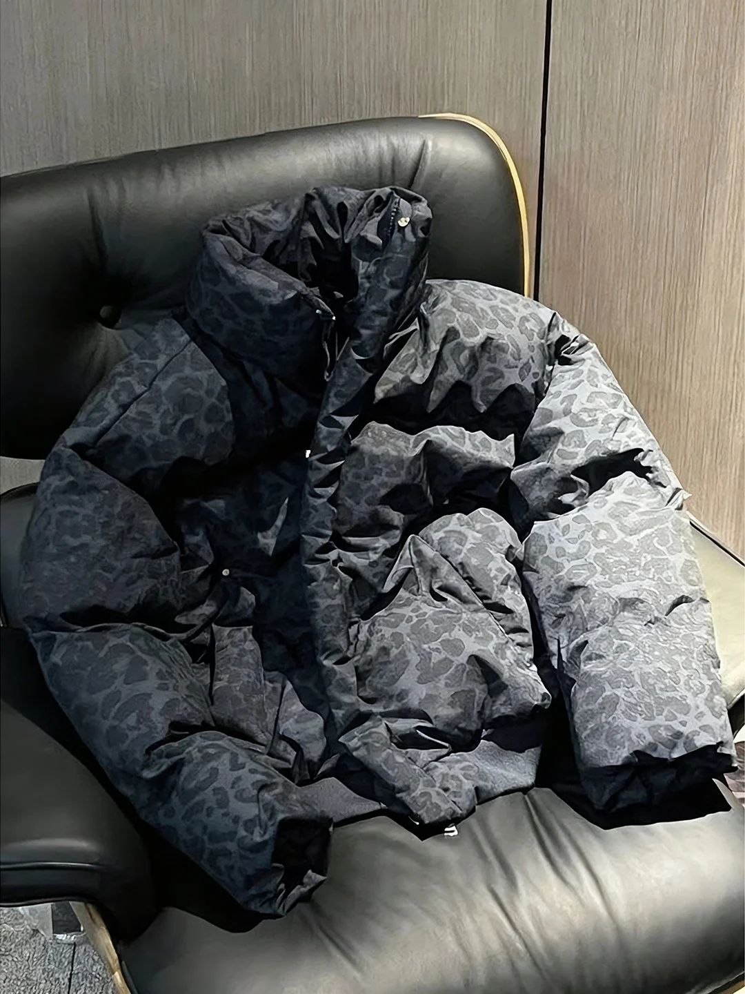 Cleanfit Leopard Print Stand Collar down Cotton Jacket Men's Autumn Winter Thick Warm Short Bread Style Cotton Coat Outerwear
Cleanfit Leopard Print Stand Collar down Cotton Jacket Men's Autumn Winter Thick Warm Short Bread Style Cotton Coat Outerwear