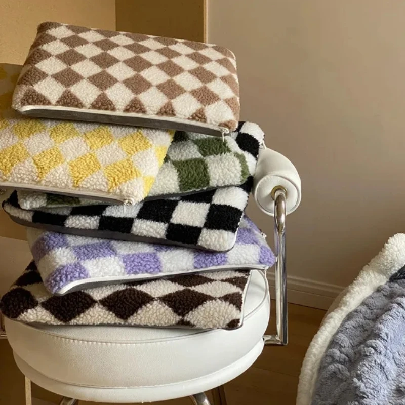 40x40cm Retro Checkerboard Plaid Chair Cushion Lamb Wool Geometric Diamond Window Seat Pad Winter Soft Sit Mat Home Decor
40x40cm Retro Checkerboard Plaid Chair Cushion Lamb Wool Geometric Diamond Window Seat Pad Winter Soft Sit Mat Home Decor