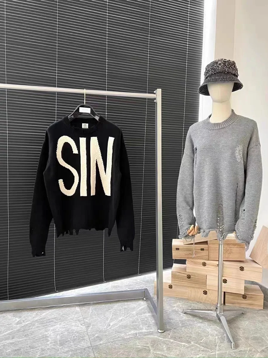 Trendy Letter Embroidered Distred Old-world Sle ex Camere Knit Sweater round Ne Long Sve Breathable Warm
Trendy Letter Embroidered Distred Old-world Sle ex Camere Knit Sweater round Ne Long Sve Breathable Warm