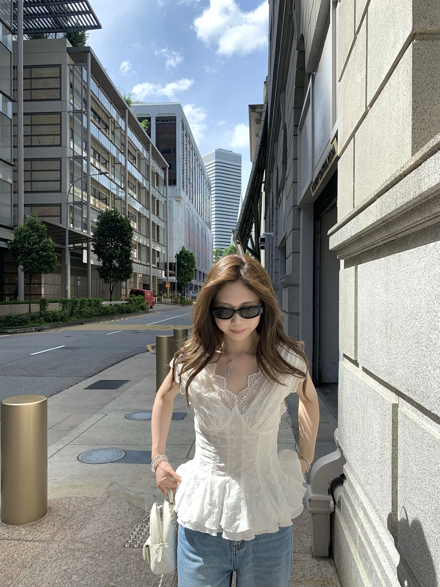 Белая женская летняя блузка с вышивкой жасмином, V-образным вырезом, приталенная, с вырезами, коротким рукавом, цветочным кружевом, во французском стиле
Белая женская летняя блузка с вышивкой жасмином, V-образным вырезом, приталенная, с вырезами, коротким рукавом, цветочным кружевом, во французском стиле