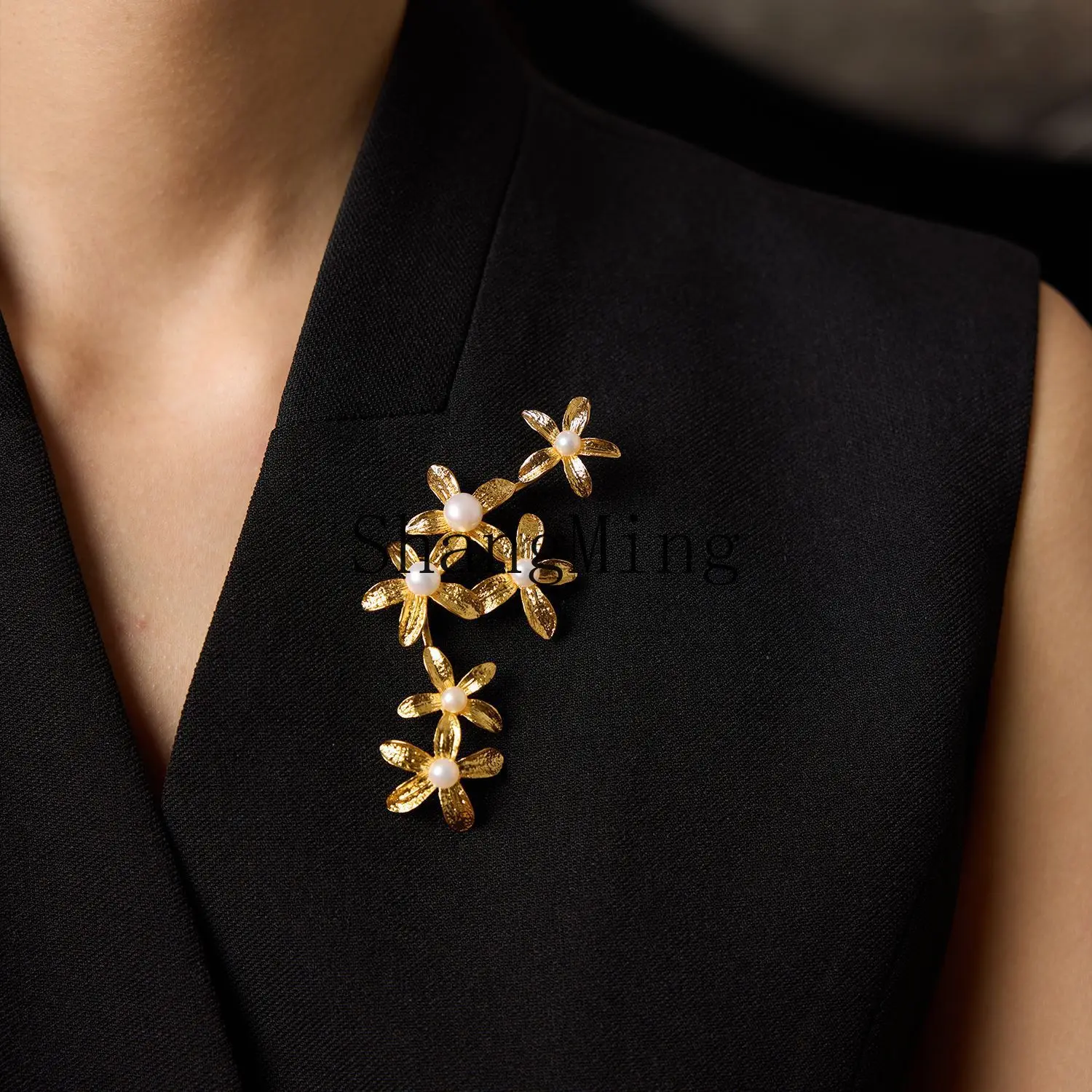 PYH frangipani classic brooch retro style pearl plant design sense light luxury high-end simple women's accessories gift
PYH frangipani classic brooch retro style pearl plant design sense light luxury high-end simple women's accessories gift