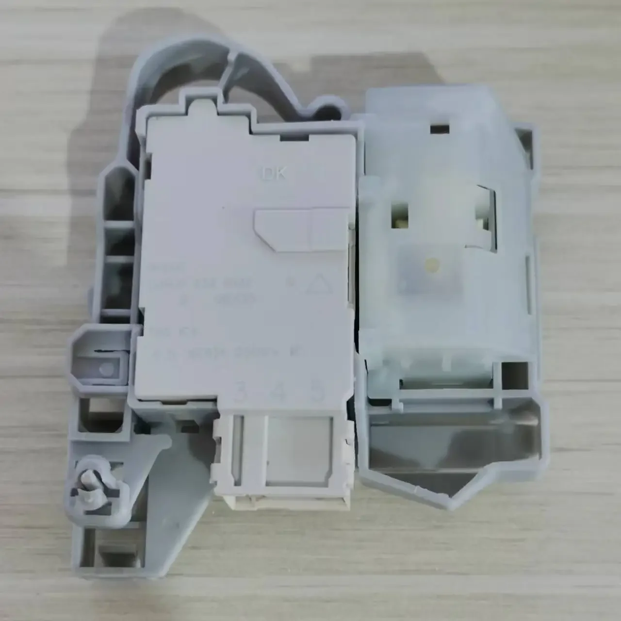 1Pc for AEG Electrolux Drum Washing Machine Door Lock Switch EWW12732 EWW14912 EWF10743
1Pc for AEG Electrolux Drum Washing Machine Door Lock Switch EWW12732 EWW14912 EWF10743