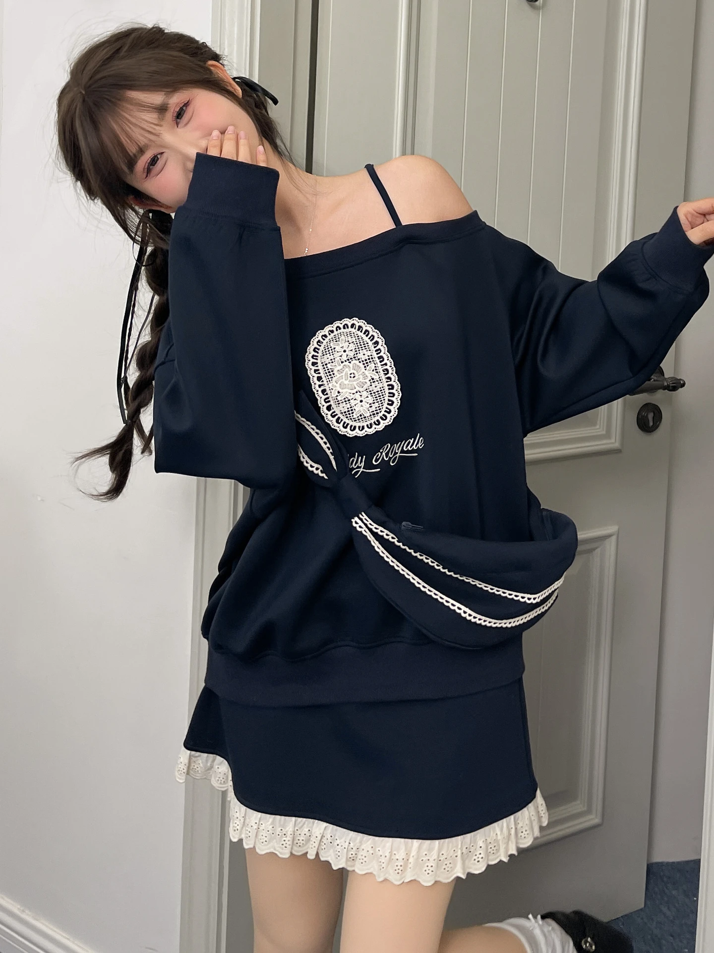 Sweet And Spicy Style Shoulder Bared Sweatshirt Women's Loose Fit Versatile Spring Summer New Design Small Size Top
Sweet And Spicy Style Shoulder Bared Sweatshirt Women's Loose Fit Versatile Spring Summer New Design Small Size Top