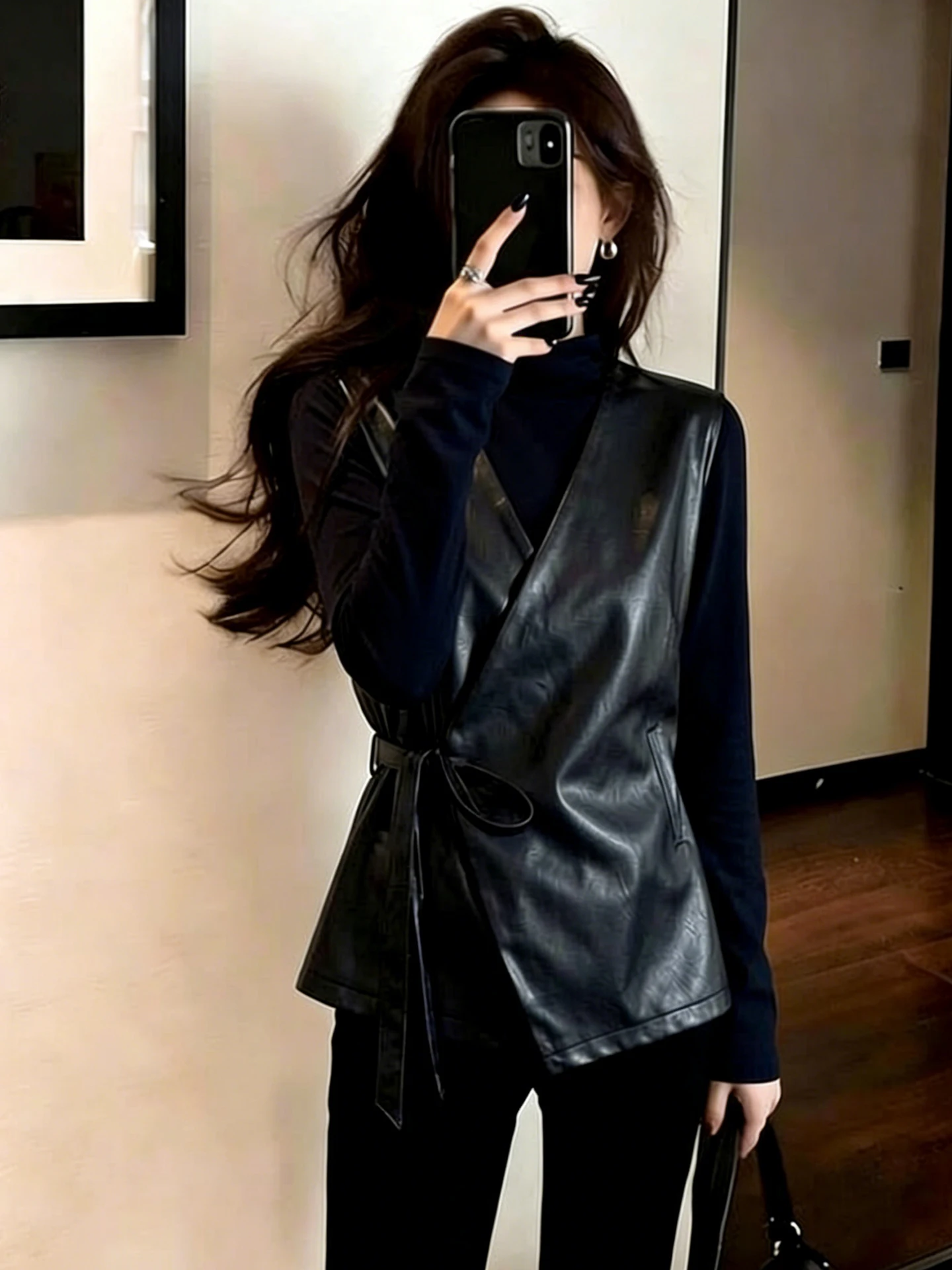 Elegant V-Neck Color Vest Simple Personality Base Shirt Summer Casual Commute Women's Top Outerwear City Commute
Elegant V-Neck Color Vest Simple Personality Base Shirt Summer Casual Commute Women's Top Outerwear City Commute