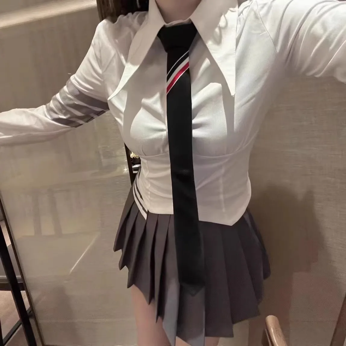 Anti-Aging College Style Set with Four Bars Waist Slimming Tie White Shirt A-Line Skirt Pleated Skirt for Women
Anti-Aging College Style Set with Four Bars Waist Slimming Tie White Shirt A-Line Skirt Pleated Skirt for Women