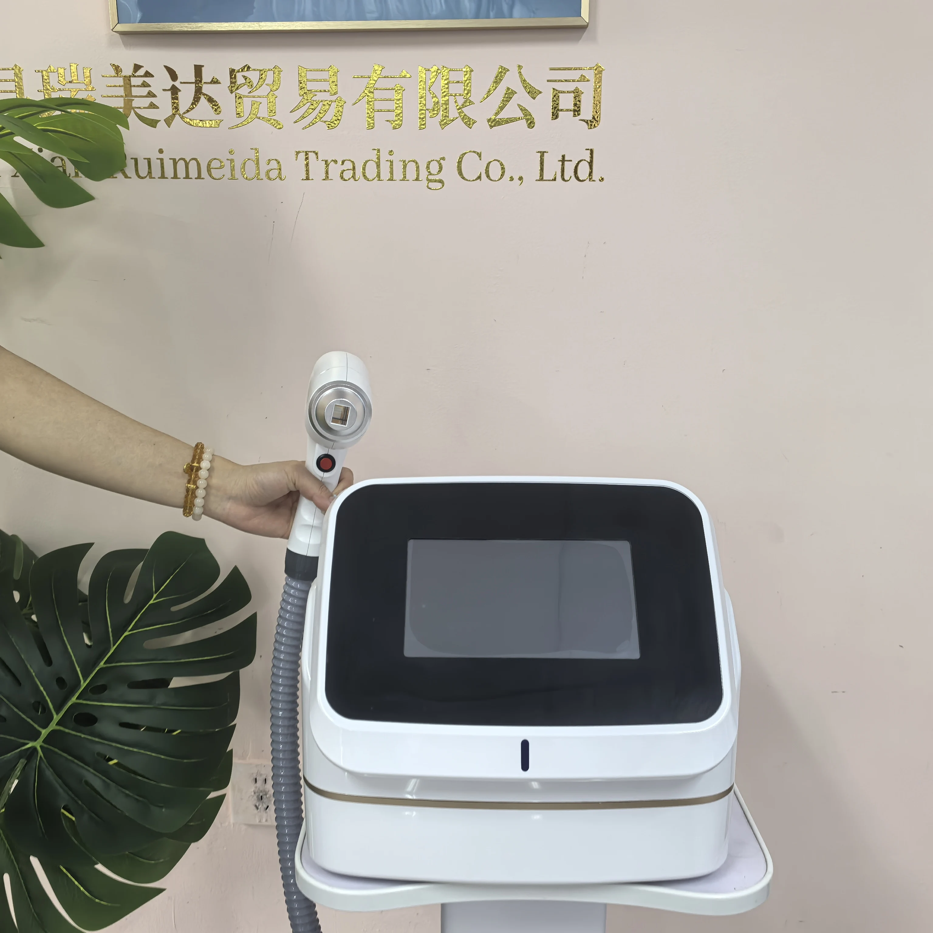 Professional 4 Waves Portable Soprano Diode Ice Titanium Body Hair Removal Machine 808nm 755 940 1064NM Device
Professional 4 Waves Portable Soprano Diode Ice Titanium Body Hair Removal Machine 808nm 755 940 1064NM Device