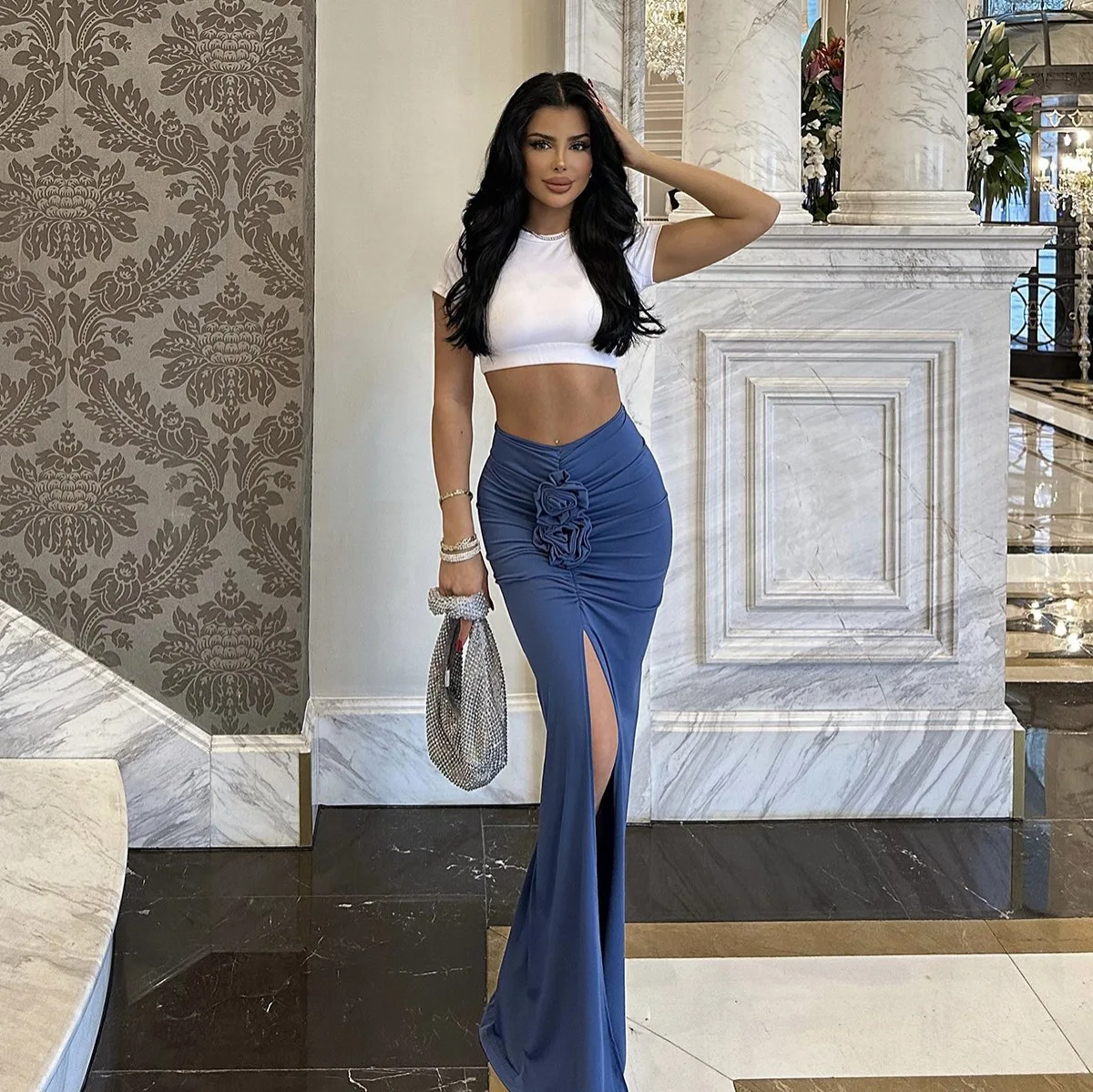 Летняя коллекция: Приталенная юбка из полиэстера с 3D-цветочным принтом и разрезом, скрывающая недостатки фигуры, в элегантном женственном стиле.
Летняя коллекция: Приталенная юбка из полиэстера с 3D-цветочным принтом и разрезом, скрывающая недостатки фигуры, в элегантном женственном стиле.