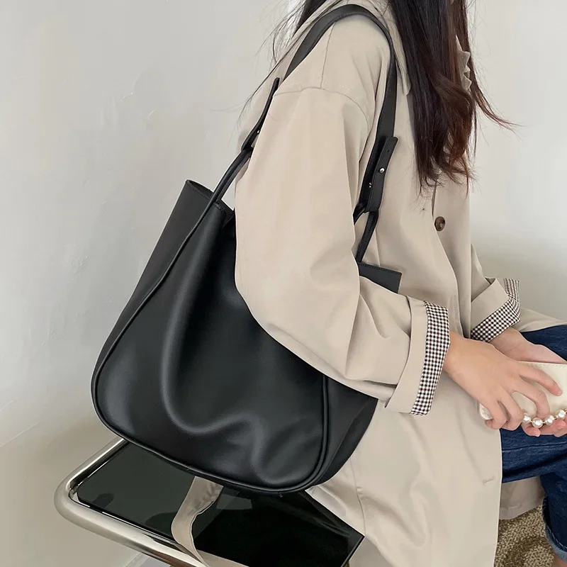 Large capacity bag for women in 2024, new fashionable retro work commuting tote bag, niche single shoulder underarm bag
Large capacity bag for women in 2024, new fashionable retro work commuting tote bag, niche single shoulder underarm bag