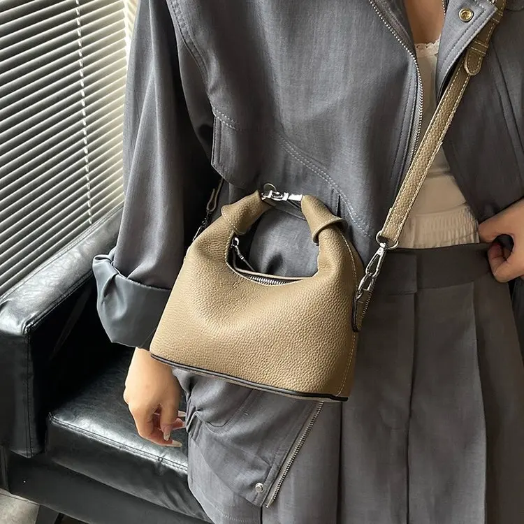New First-layer Cowhide Bag Women's Korean Version Portable Shoulder Messenger Bag Fashionable Commuter Versatile
New First-layer Cowhide Bag Women's Korean Version Portable Shoulder Messenger Bag Fashionable Commuter Versatile