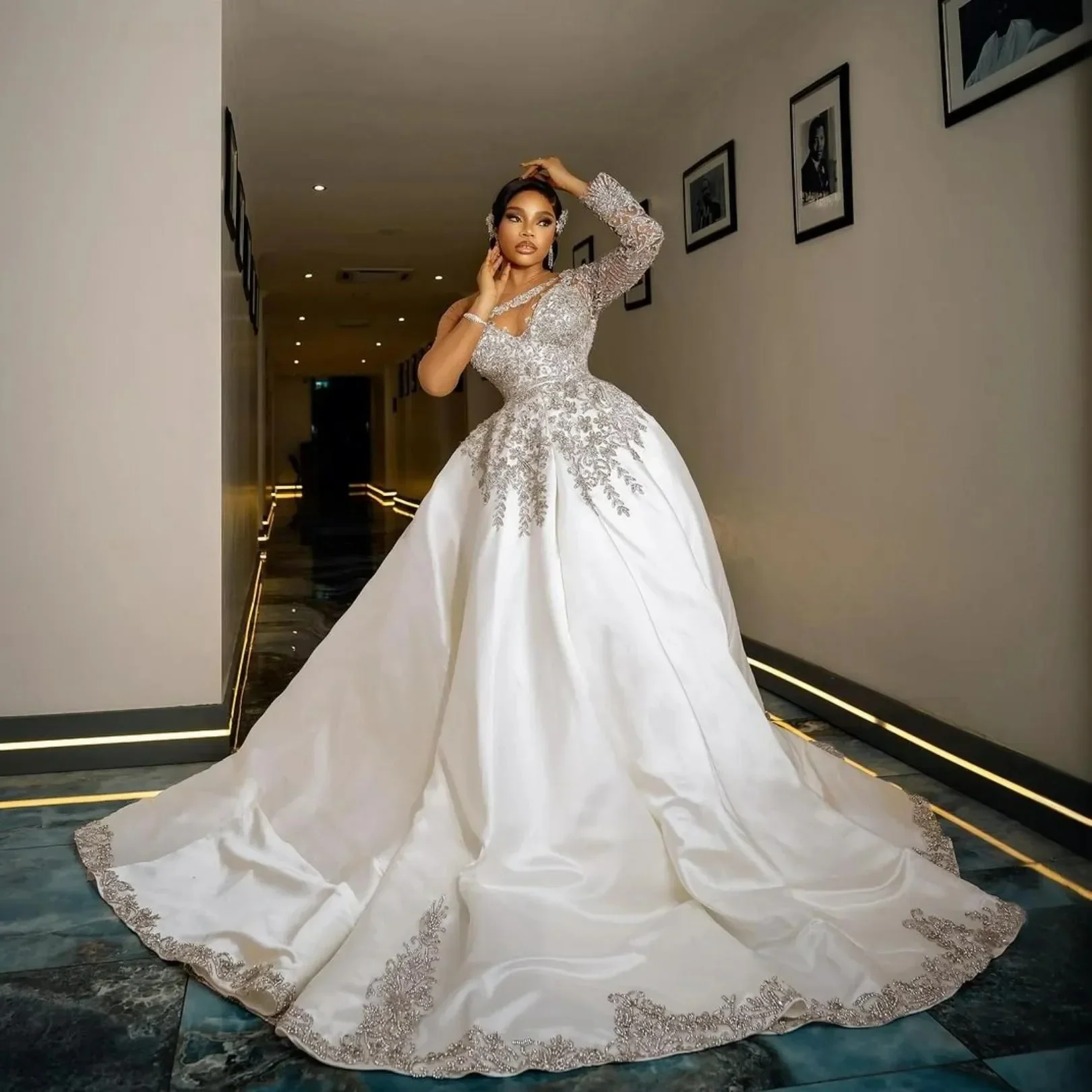 Customized African Wedding Dress Bridal Gowns for Bride Illusion Sheer Long Sleeves Appliqued Beaded Rhinestones Crystals
Customized African Wedding Dress Bridal Gowns for Bride Illusion Sheer Long Sleeves Appliqued Beaded Rhinestones Crystals
