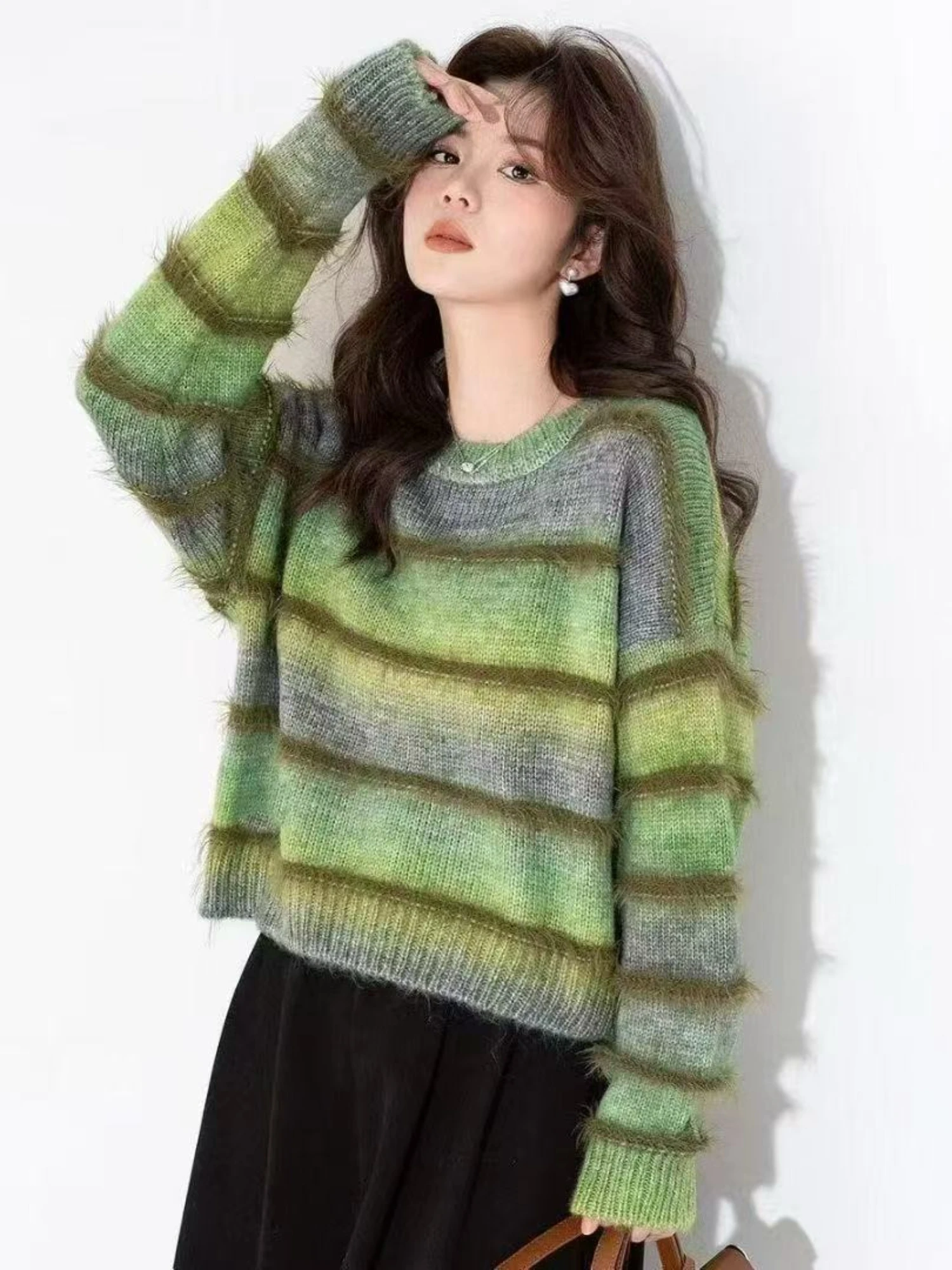 Women's Round-Neck Gradient Plush Striped Knit Sweater, Loose Short Lazy-Style Top, Autumn and Winter Everyday Wear/ Casual Party Warm Item
Women's Round-Neck Gradient Plush Striped Knit Sweater, Loose Short Lazy-Style Top, Autumn and Winter Everyday Wear/ Casual Party Warm Item